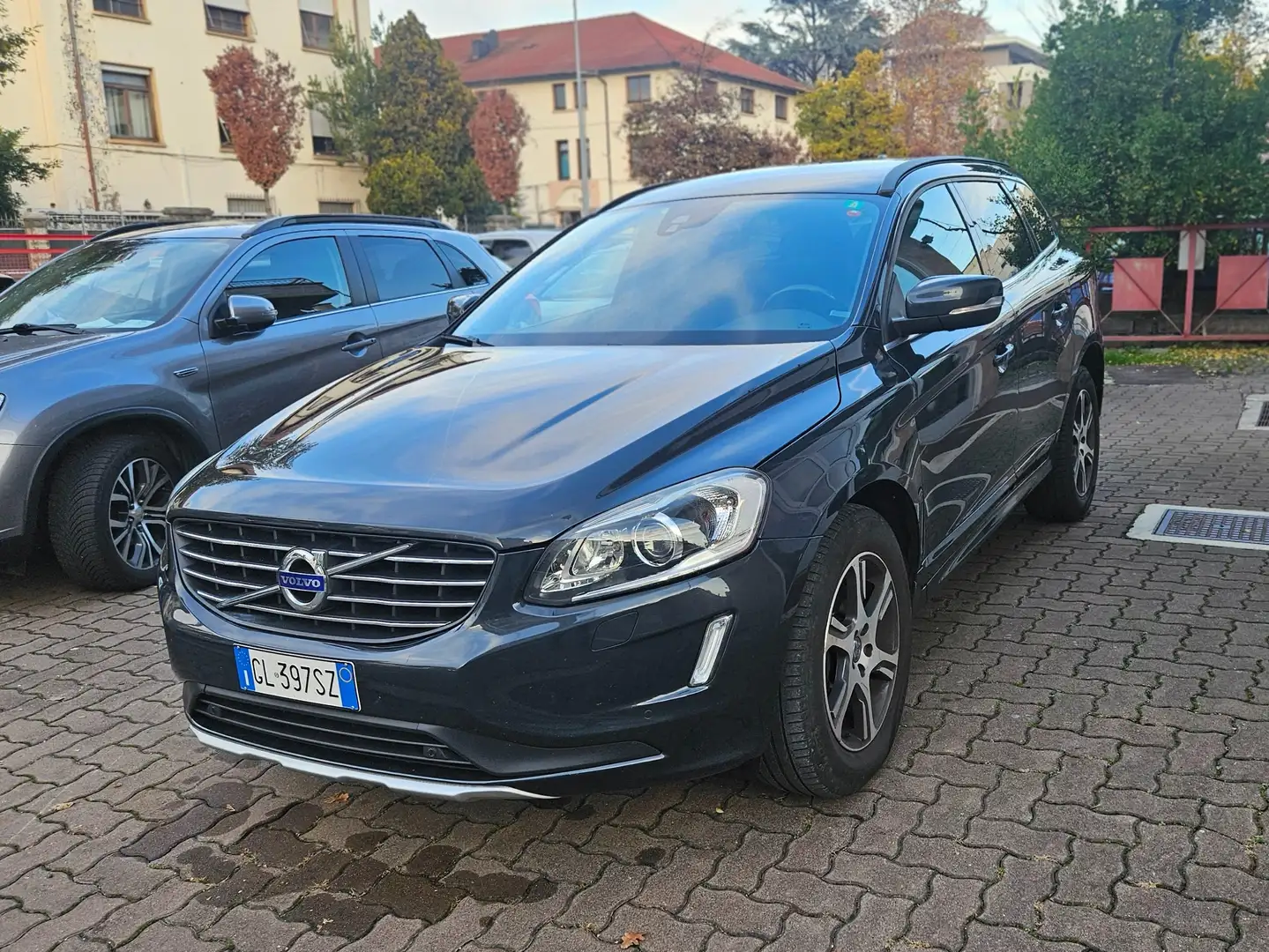 Volvo XC60 XC60 2.4 d4 awd 181cv geartronic NAVY-CAM-SED.RISC Grigio - 2