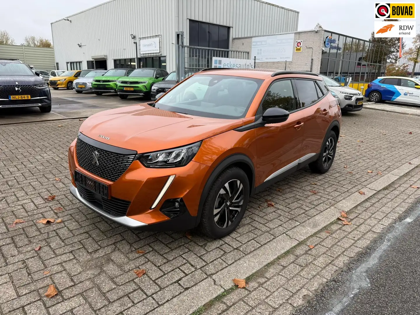Peugeot 2008 1.2 PureTech Allure, Navi, 12 mnd Garantie, Dealer Orange - 1