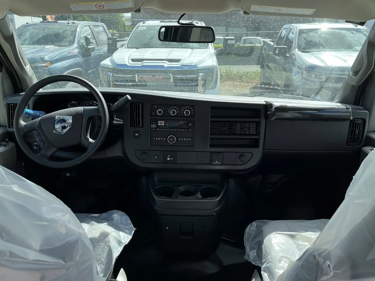 GMC Savana снимка GMC Savana