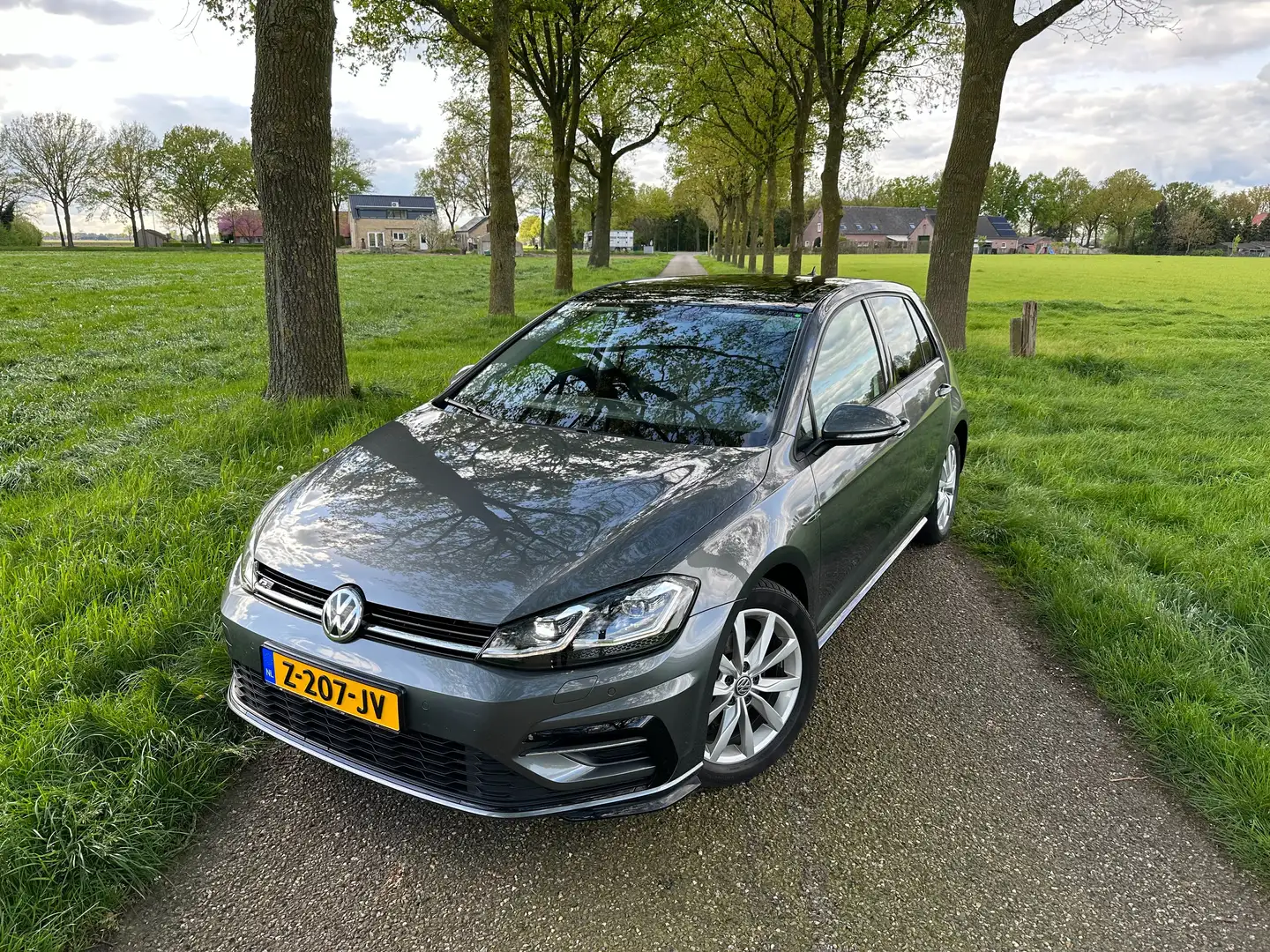 Volkswagen Golf 1.5 TSI R-Line | PANO | Digitaal Dashboard | Grijs - 1