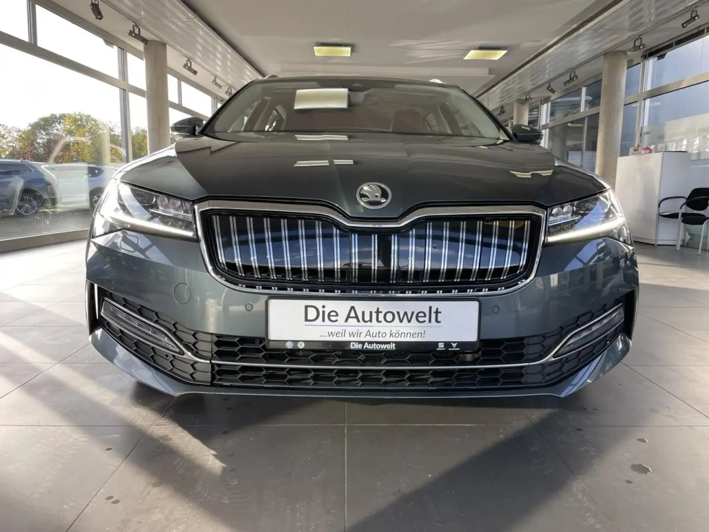 Skoda Superb Combi iV 1,4 TSI DSG NAVI LED AHK KAM SHZ Gris - 2
