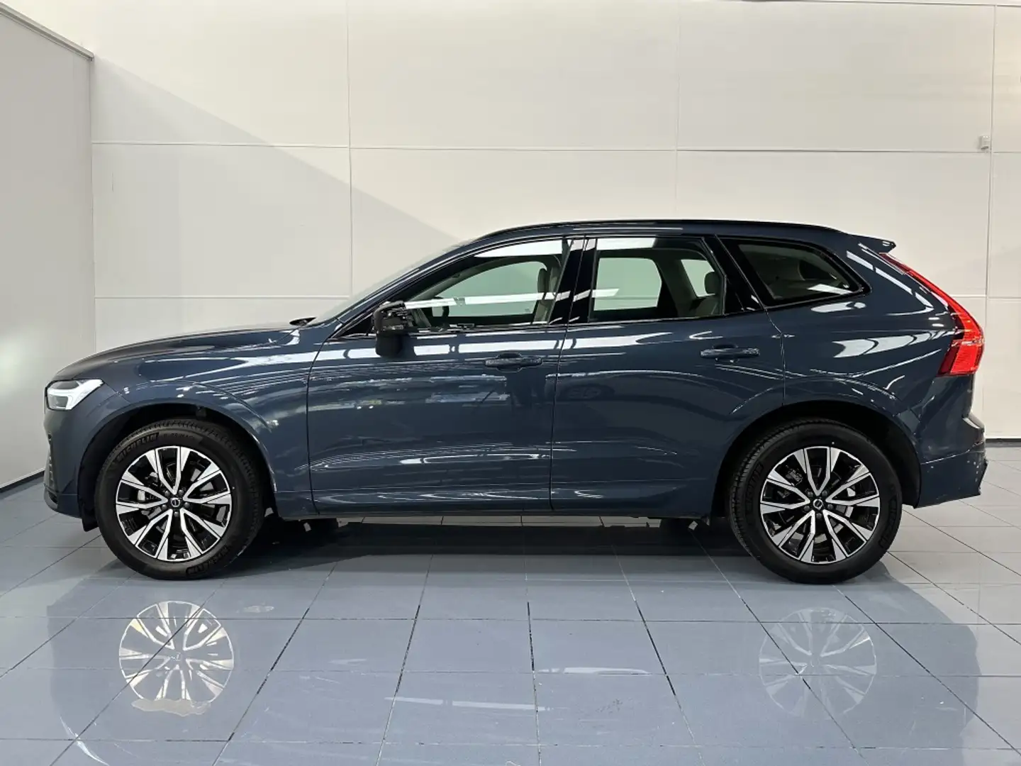 Volvo XC60 B5 Plus Dark AWD Aut. Blau - 2