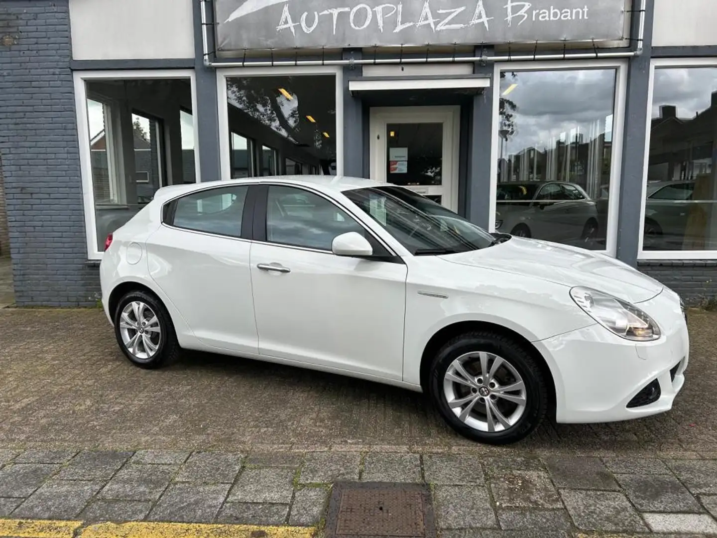Alfa Romeo Giulietta 1.4 T Distinctive/CLIMA/ CRUISE/ LEER/ USB/ 17 INC Wit - 2