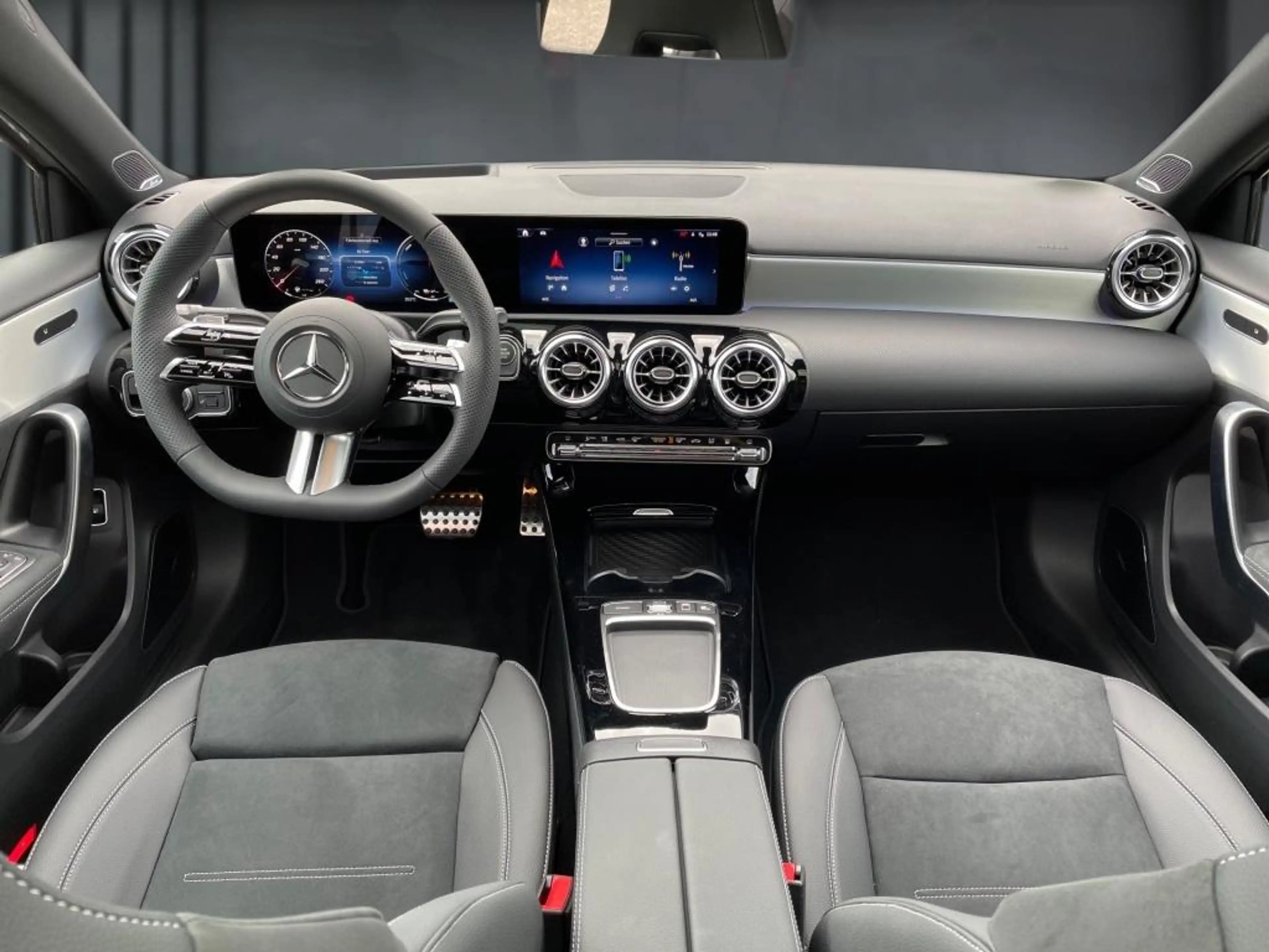 Mercedes-Benz A 250 e  +AMG+Night+MBUX+PANO+KAMERA+AHK+HuD+SHZ — photo 10