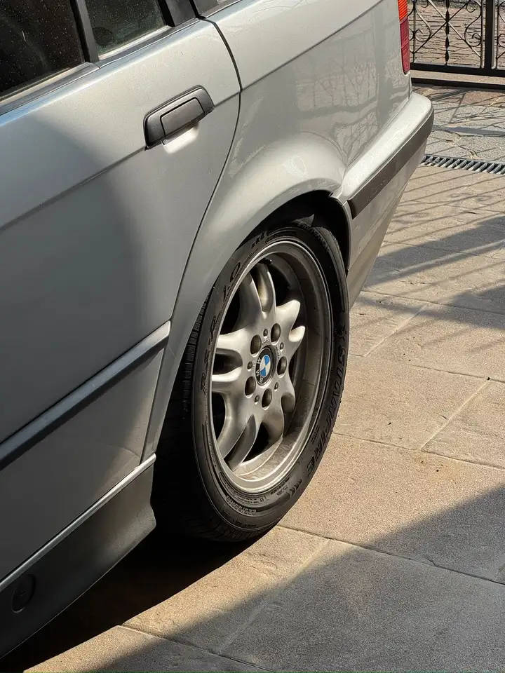 BMW 320i Touring, foto 3