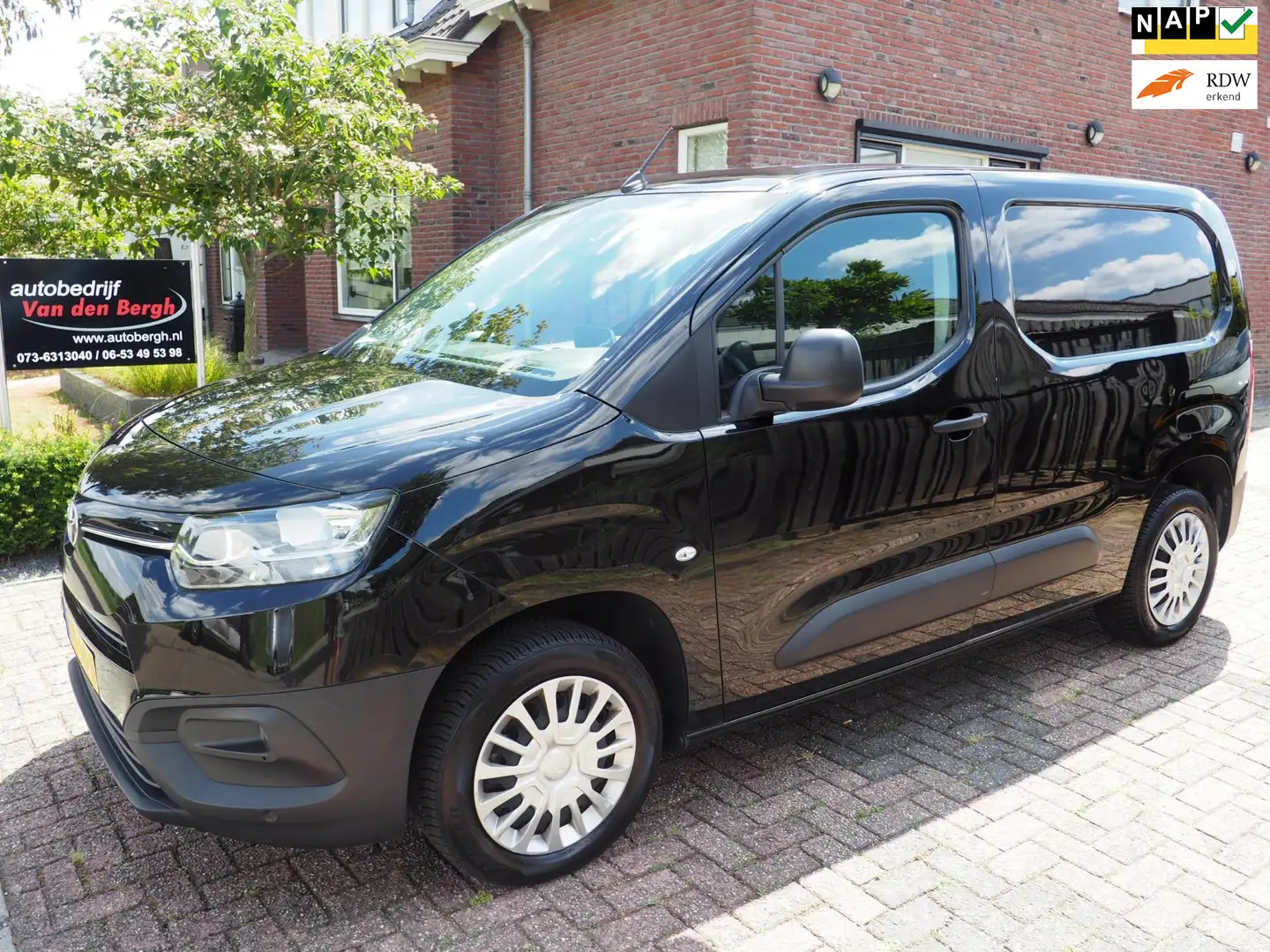 Toyota Proace City 1.5 D-4D Navigator Zwart - 1