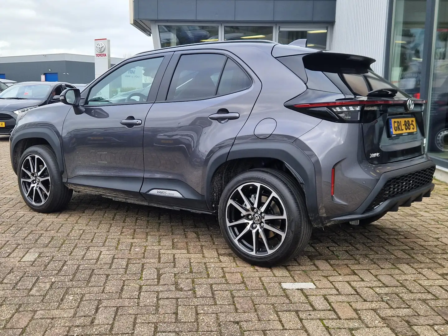 Toyota Yaris Cross 1.5 Hybrid 130 GR Sport Grau - 2