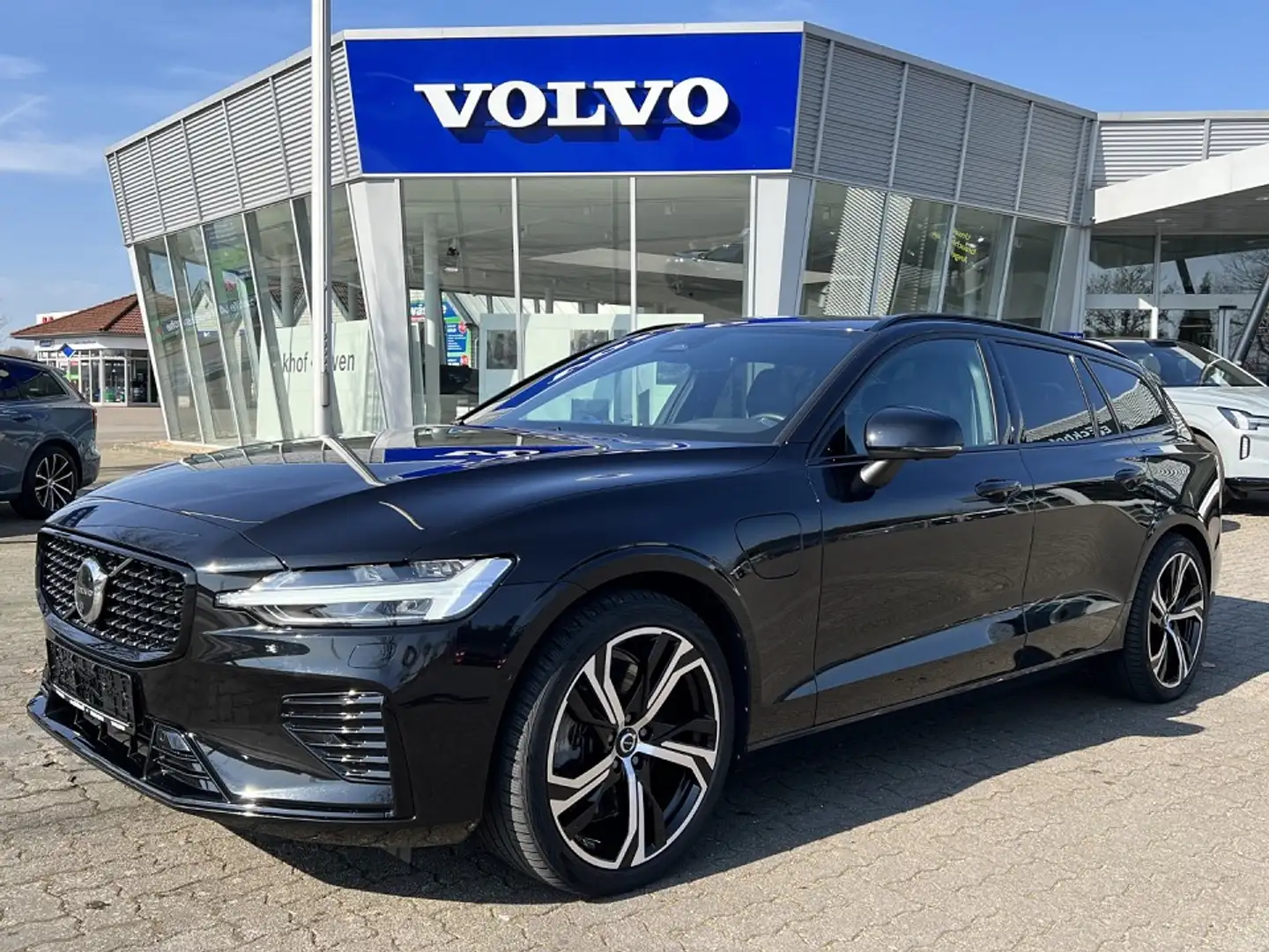 Volvo V60 T6 Plug-In Hybrid (350 PS) AWD|AG8|Plus|Dark|360° Schwarz - 1