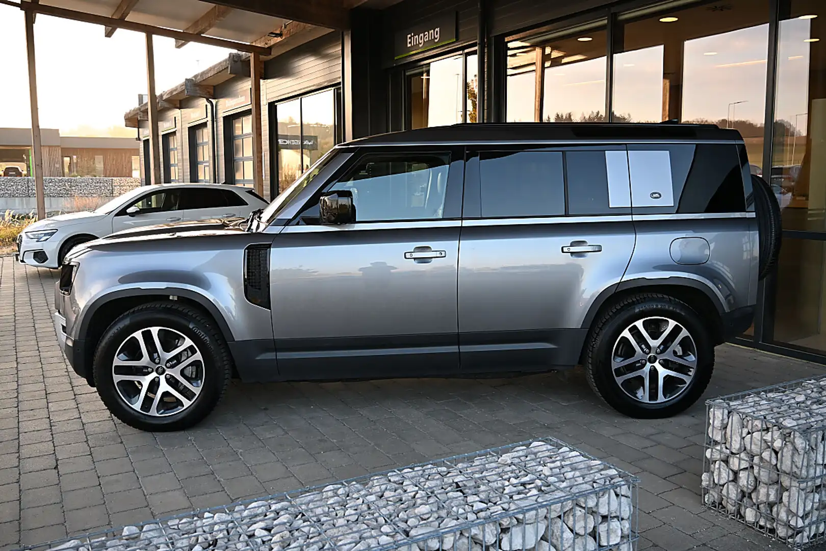 Land Rover Defender 110 2.0 P400e Plug-In-Hybrid 110 SE Aut. ACC, A... Grau - 2
