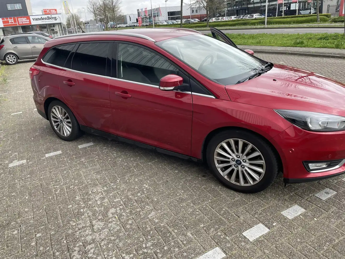 Ford Focus 1.0 Titanium dealer onderhouden Rood - 2