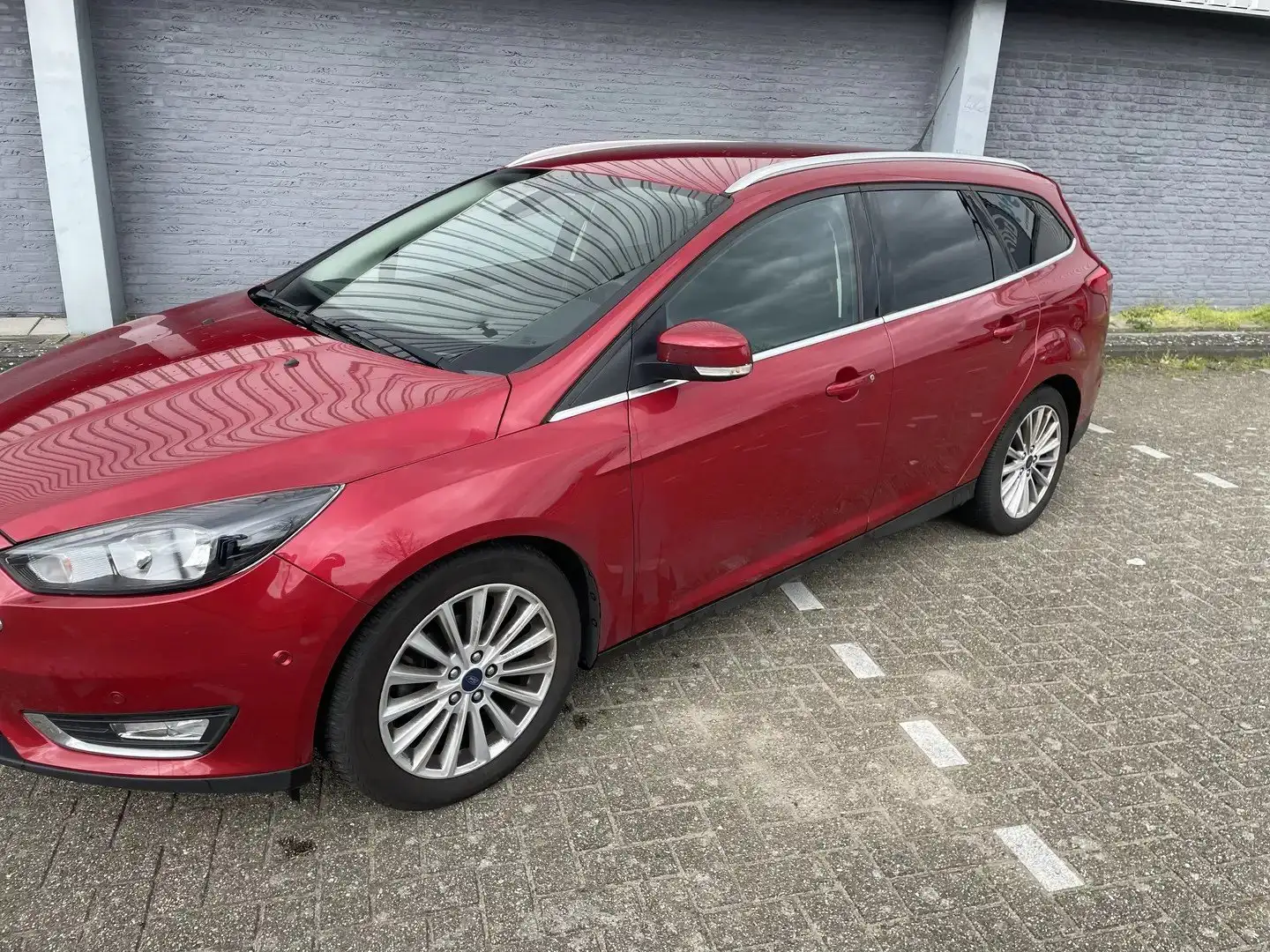 Ford Focus 1.0 Titanium dealer onderhouden Rood - 1