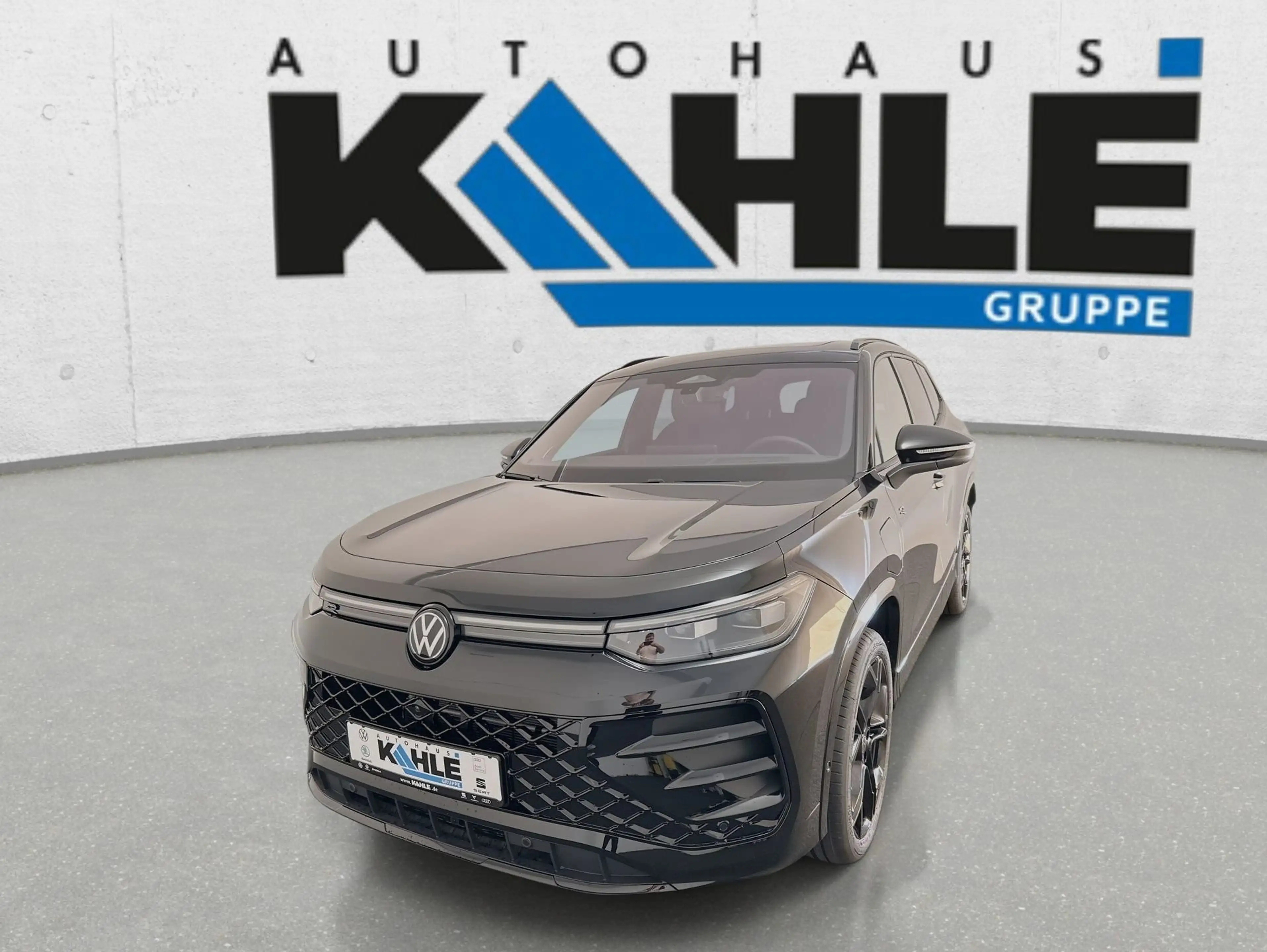 Volkswagen Tayron 1.5 eHybrid DSG R-Line CarPlay Pano Black — photo 2