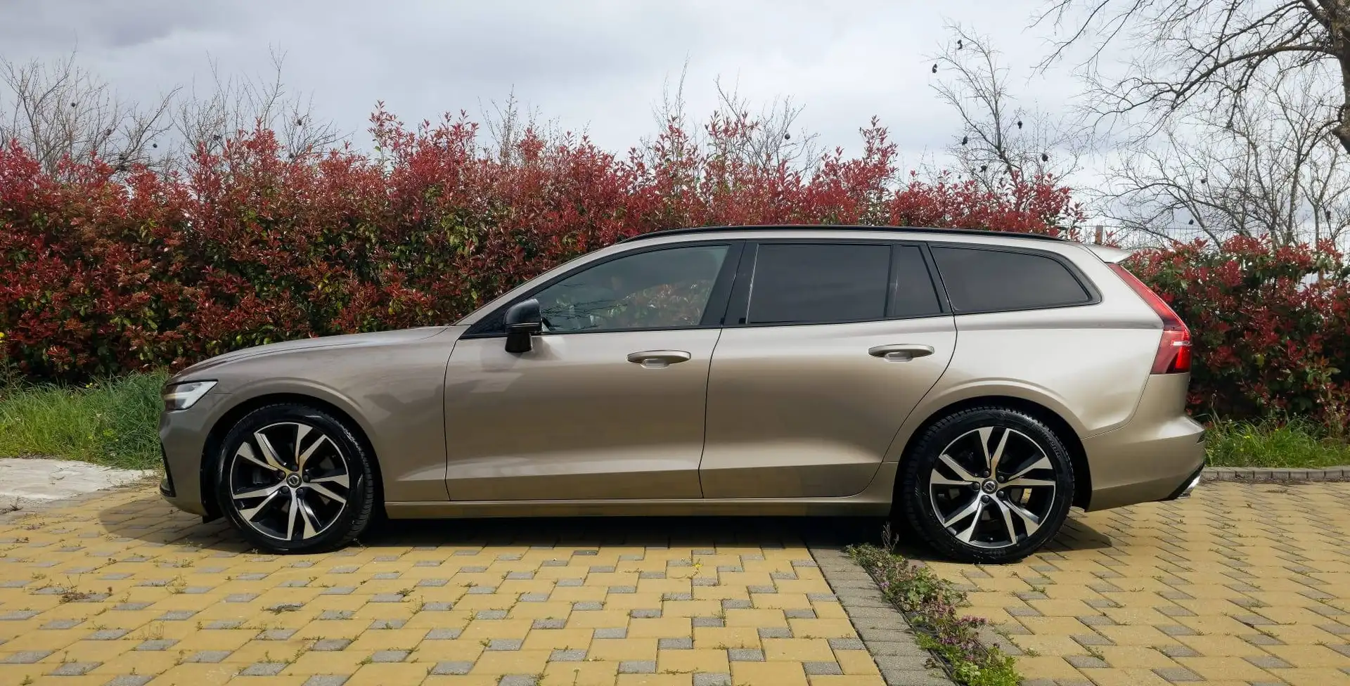 Volvo V60 V60 B4 R-Design Aut. R-Design Grau - 2