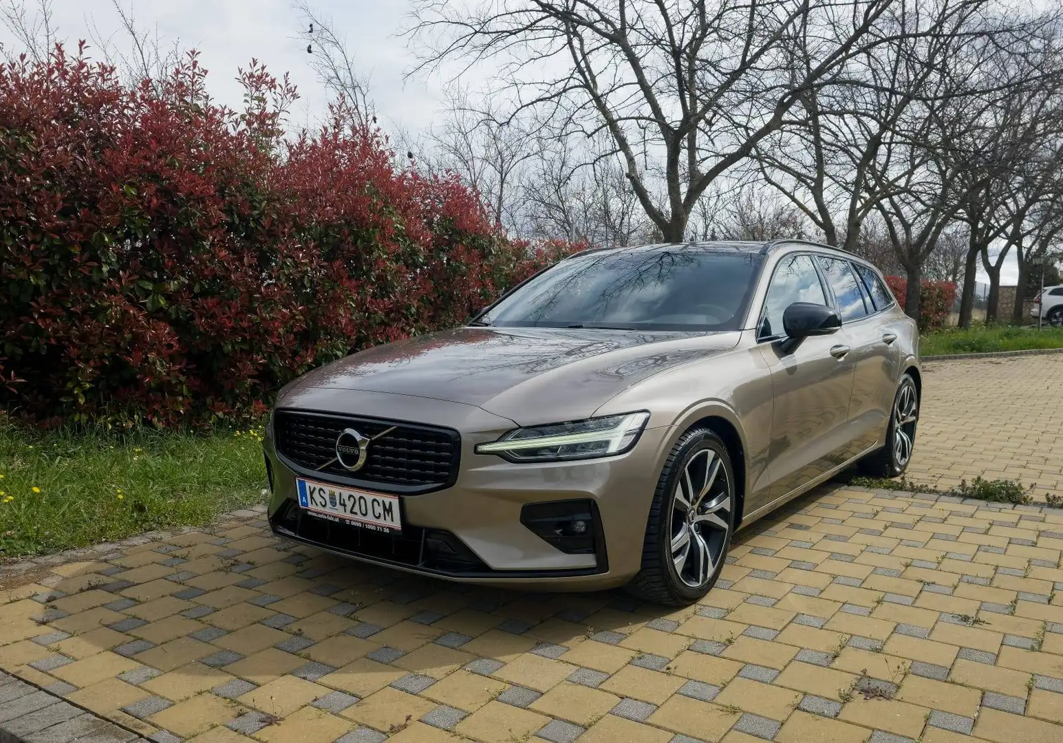 Volvo V60 V60 B4 R-Design Aut. R-Design Grau - 1