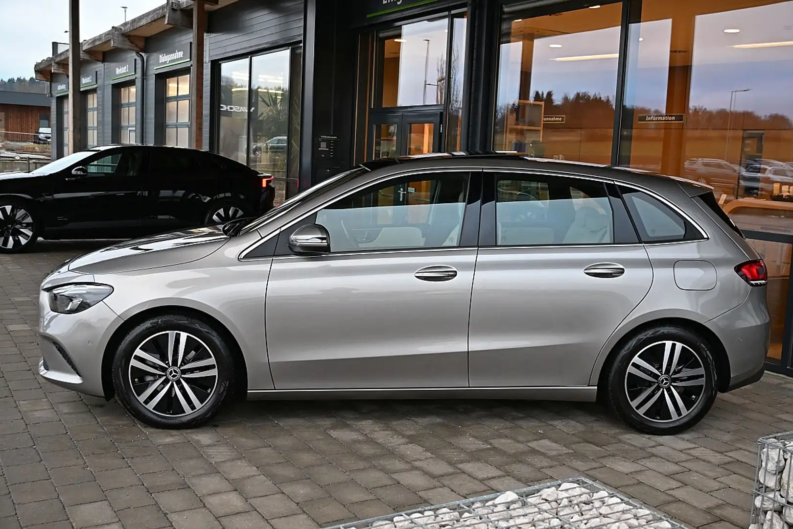 Mercedes-Benz B 180 d Aut. LED, Navi, Panorama, Lenkradheizung, Tot... Silber - 2