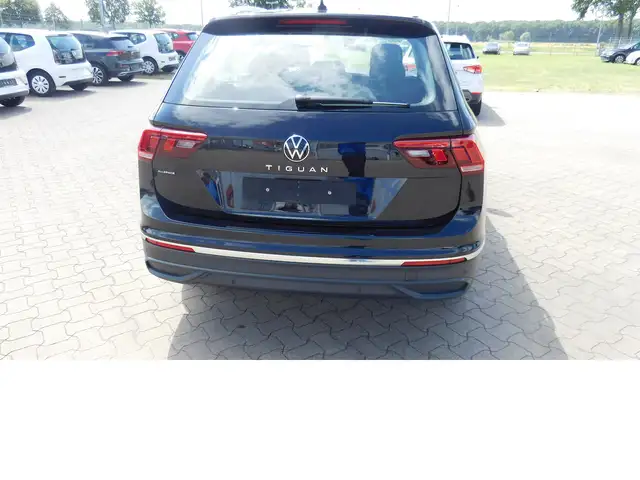 Volkswagen Tiguan Allspace view 4