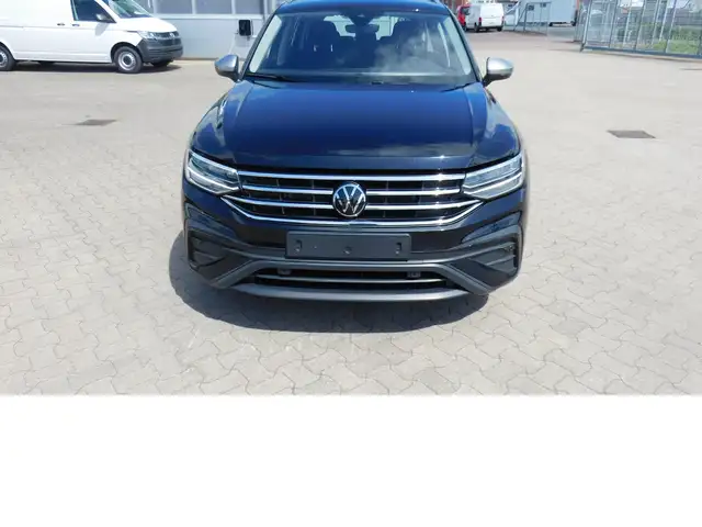 Volkswagen Tiguan Allspace view 3