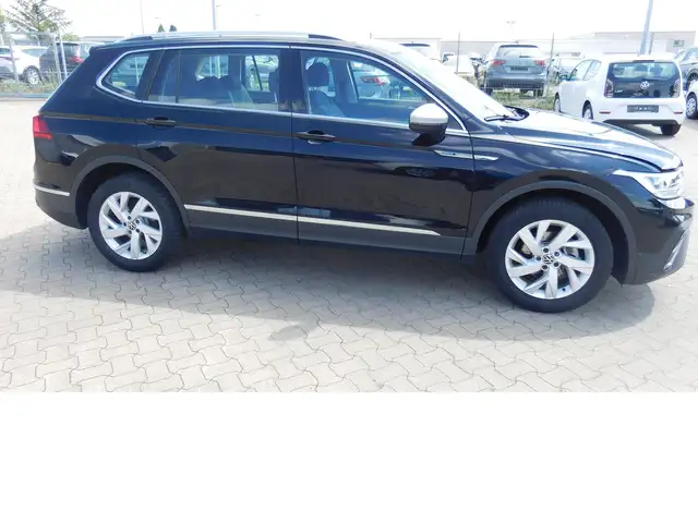 Volkswagen Tiguan Allspace view 2