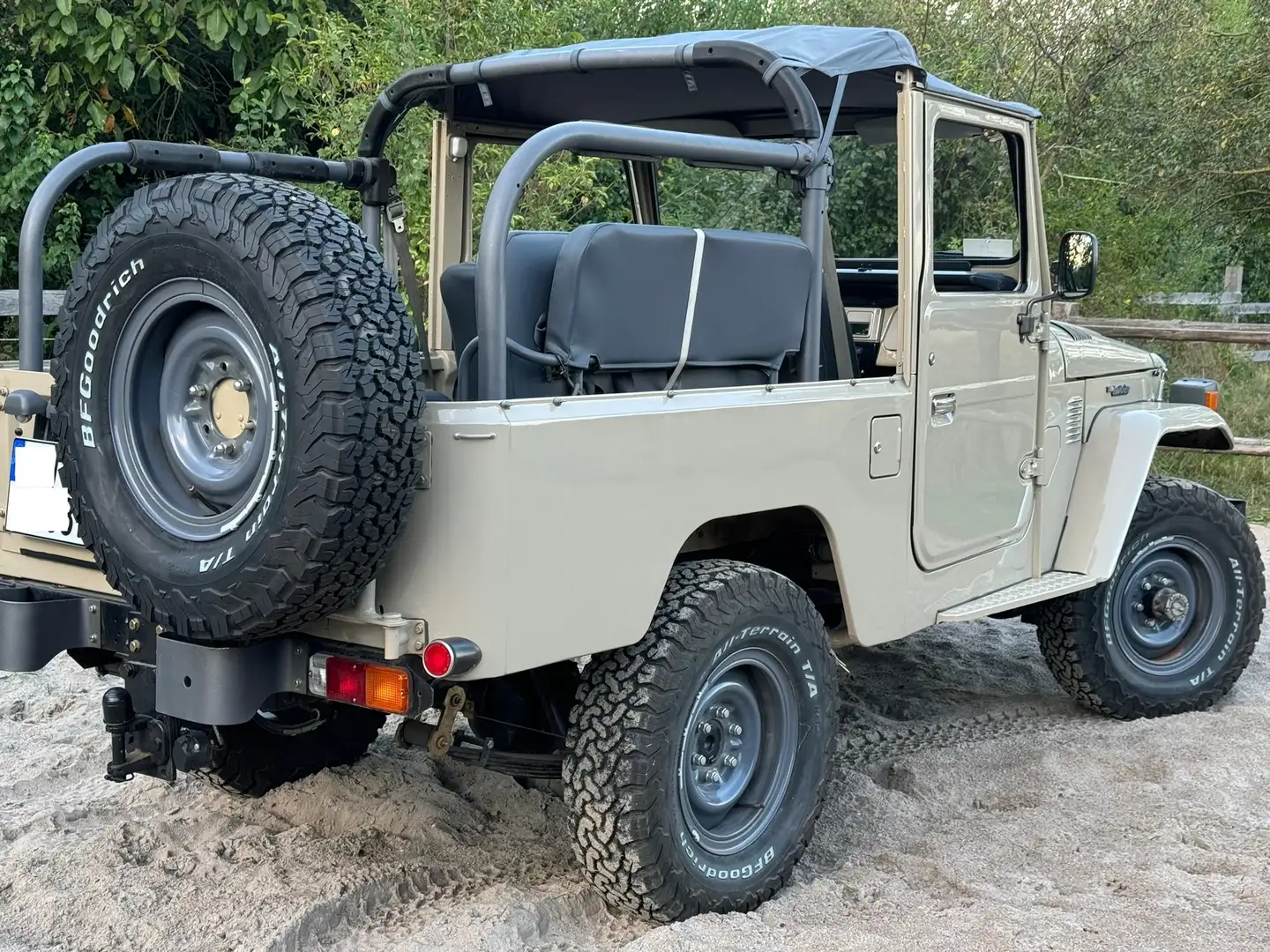 Toyota Land Cruiser BJ 46 (1984) Beige - 2