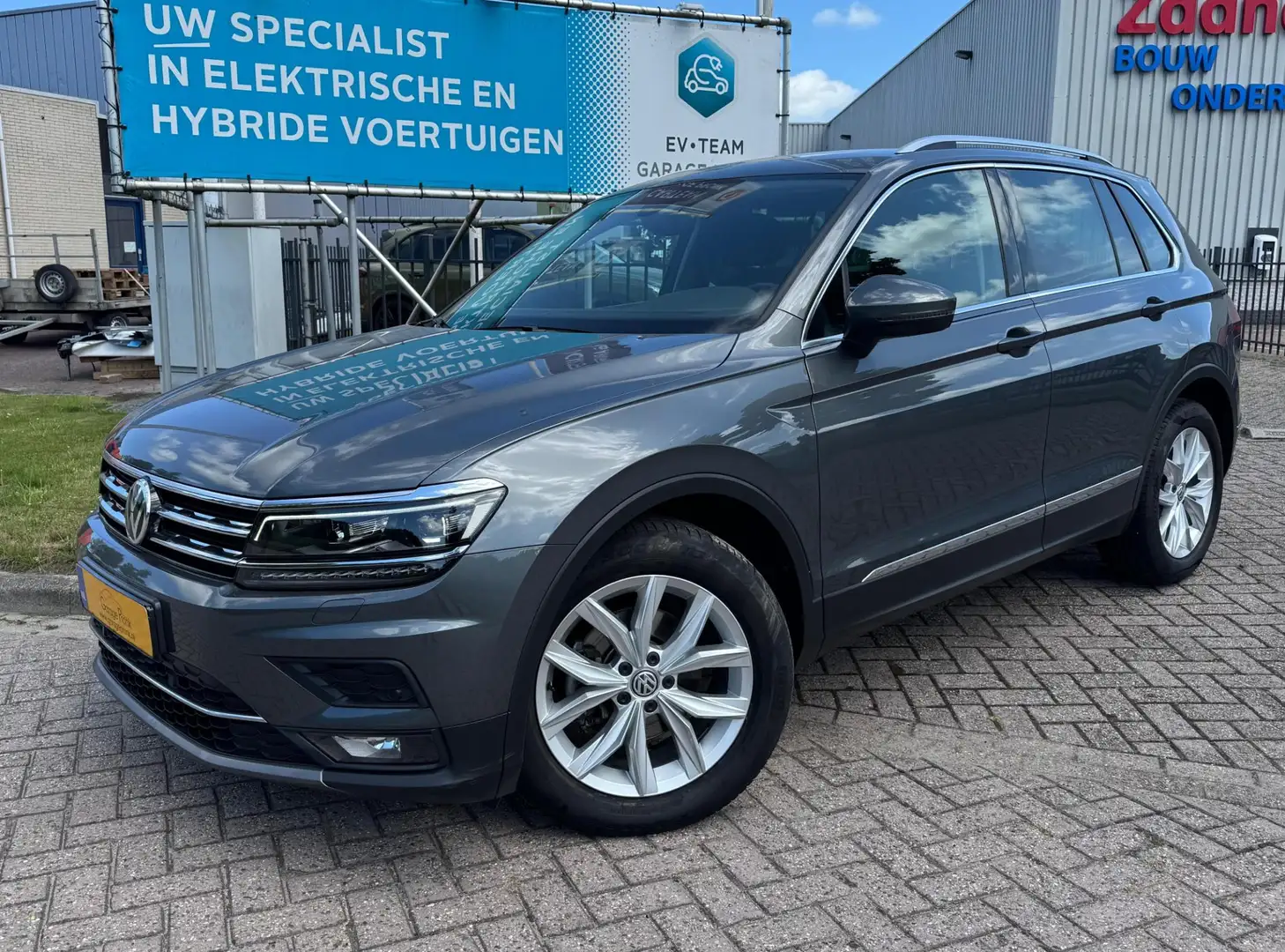 Volkswagen Tiguan 1.5 TSI ACT Highline ACC/NAVI/LED/TREKHAAK Grijs - 2