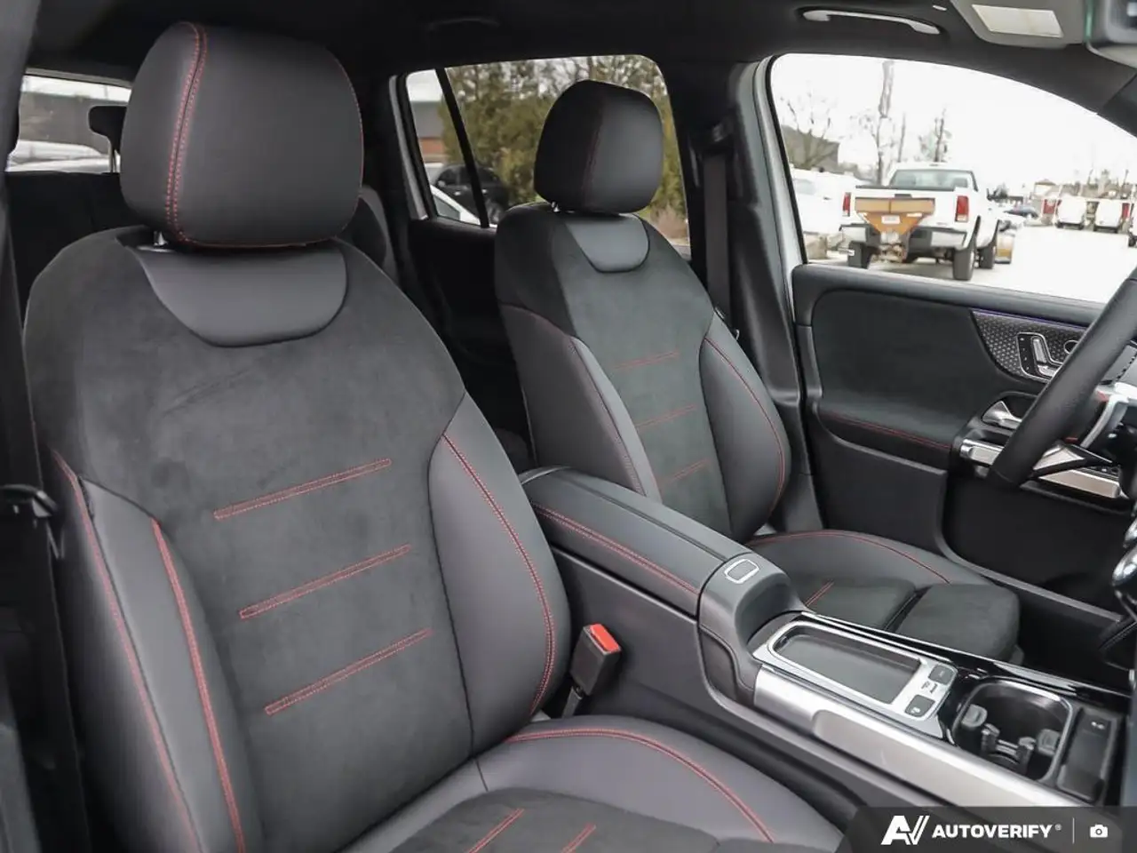 Mercedes-Benz GLB снимка Mercedes-Benz GLB