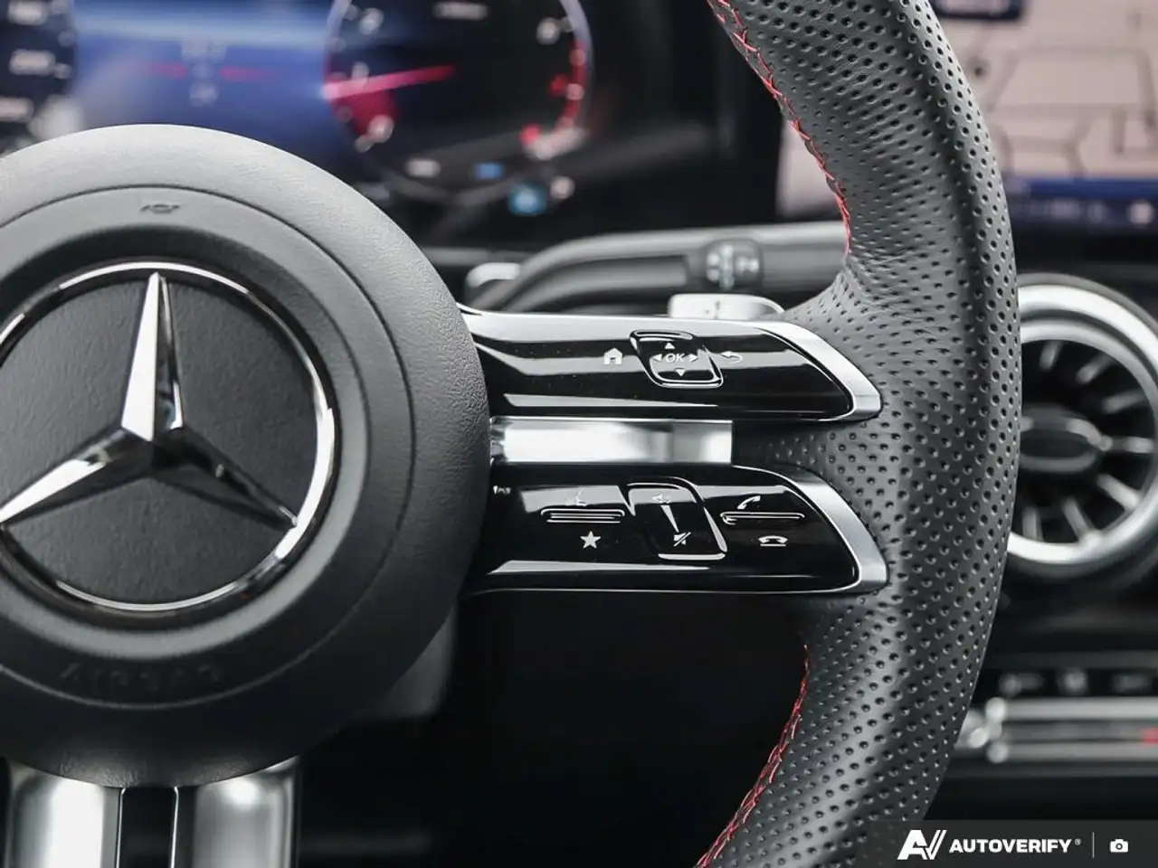 Mercedes-Benz GLB снимка Mercedes-Benz GLB