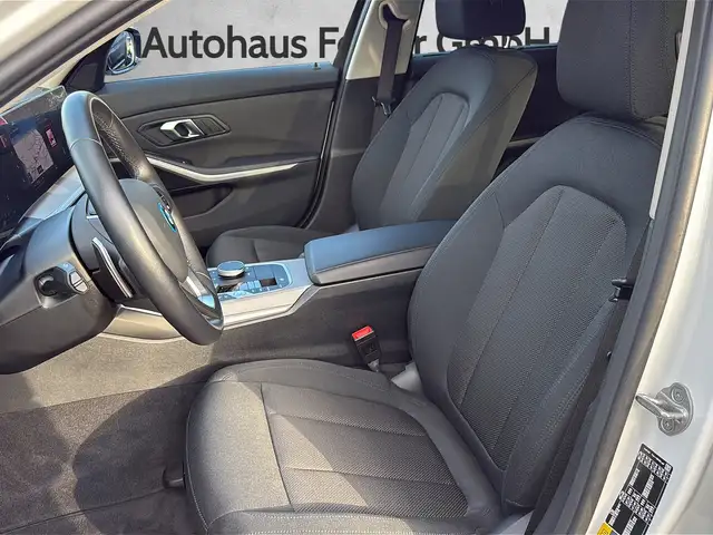 BMW 3 Series view 4