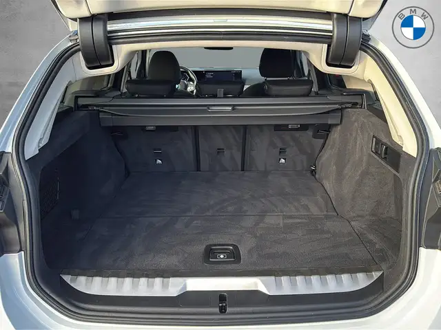 BMW 3 Series view 8