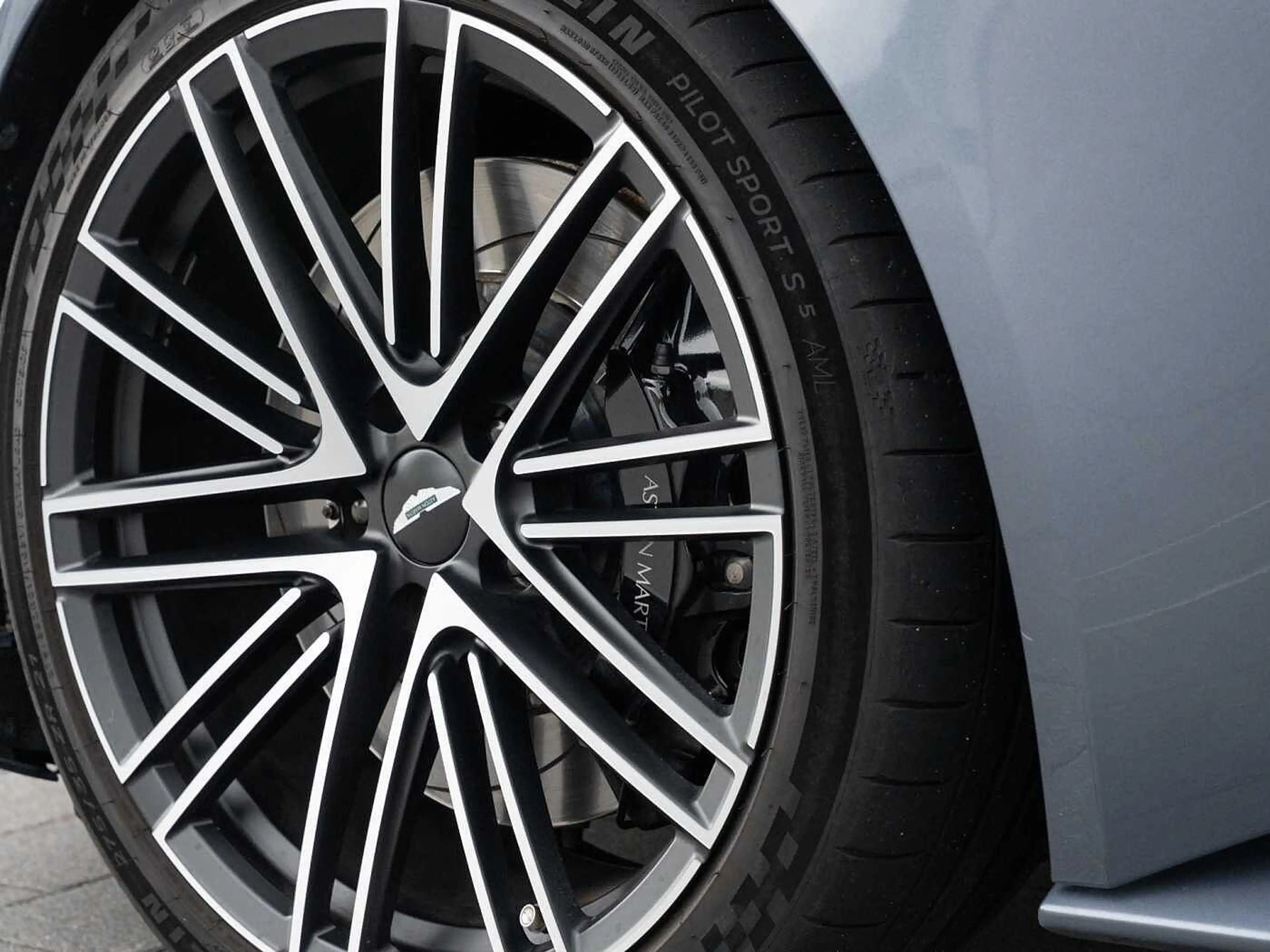Aston Martin DB12 V8 Coupe — photo 9