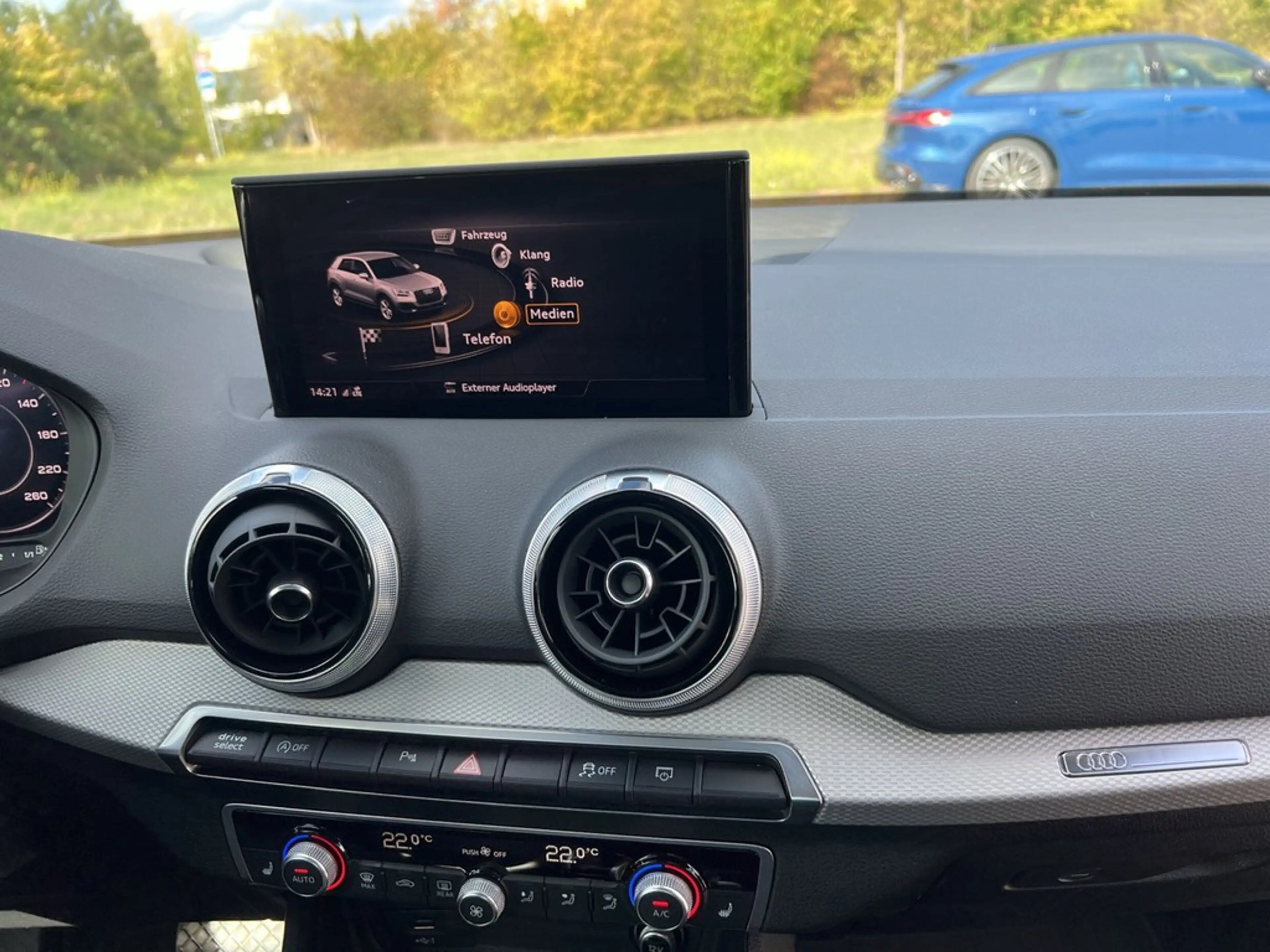 Audi Q2 S line 30 TDI S tronic *Navi*Kamera* — photo 11