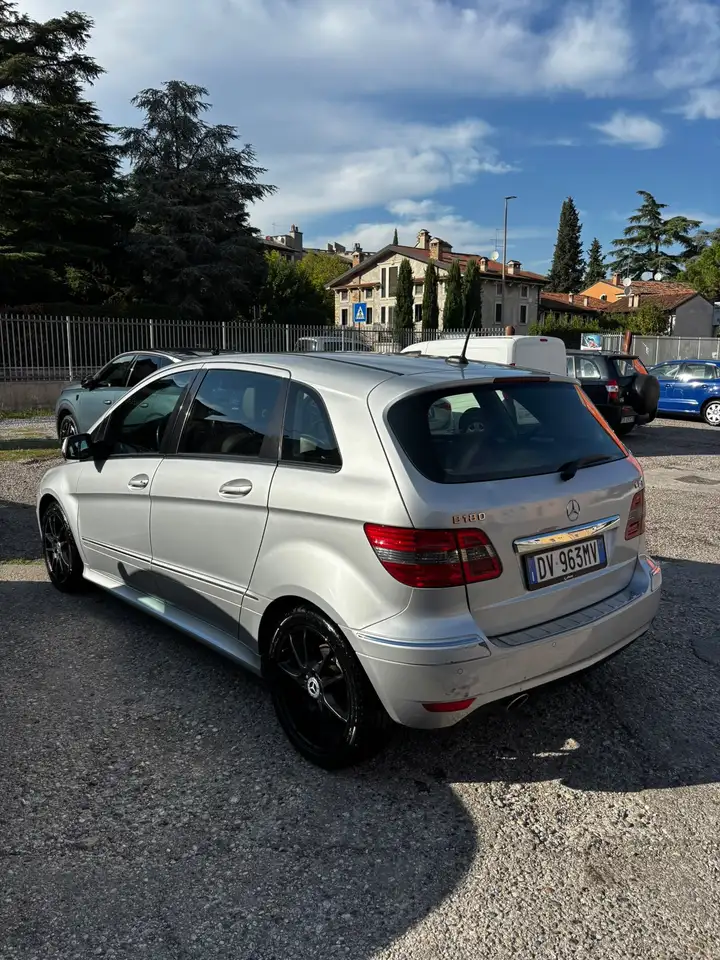 Mercedes-Benz B 180