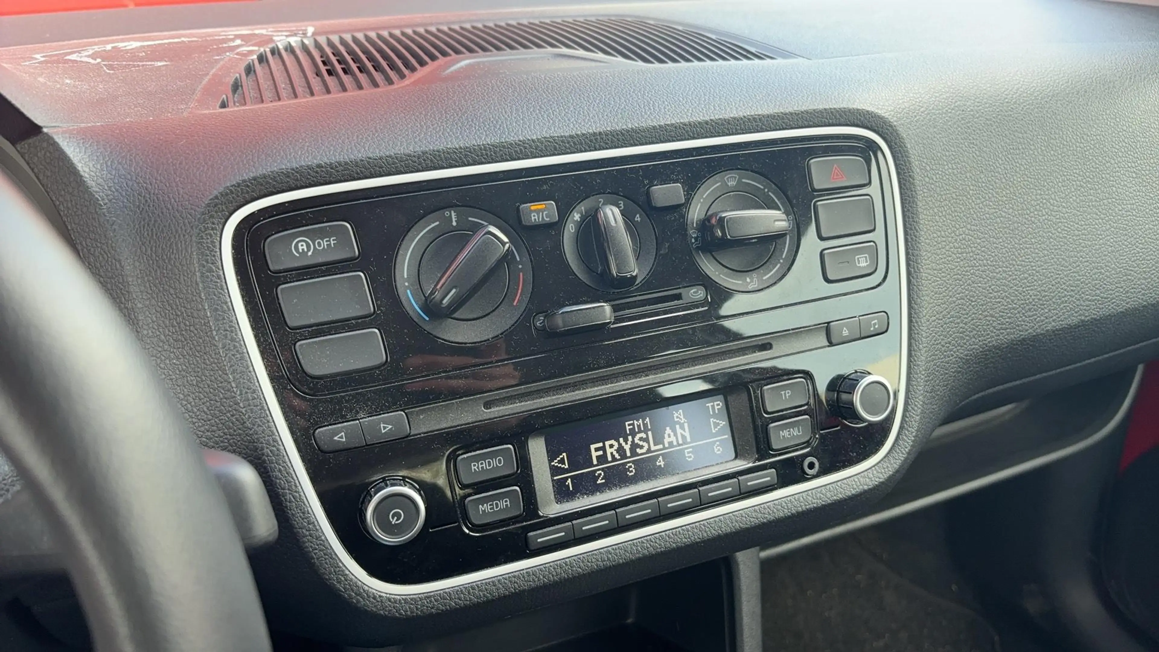 Volkswagen up! 1.0 easy up! BlueMotion DEALER OH / AIRCO / NL-AUT — photo 5