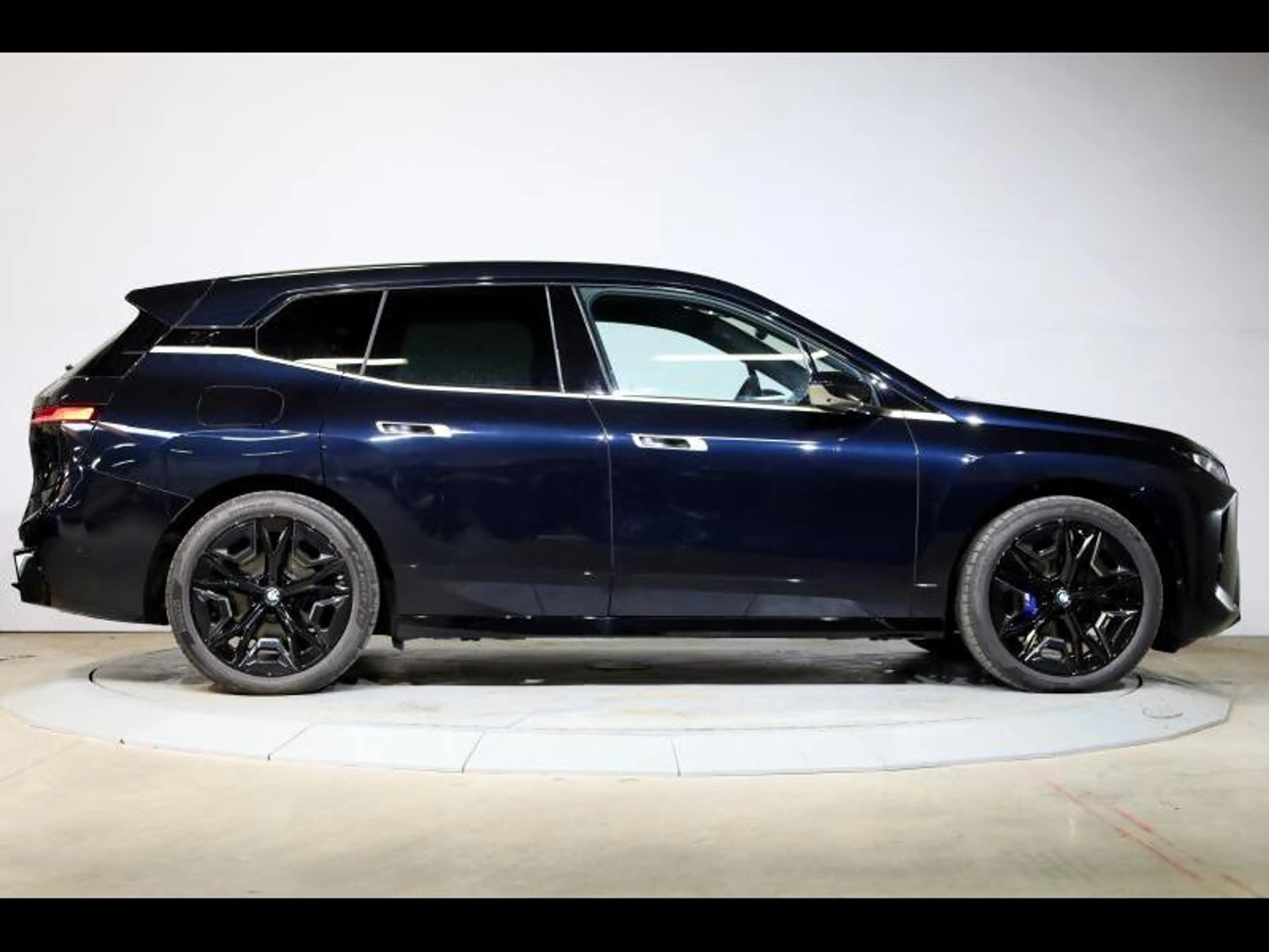 BMW iX xDrive60 Kit M Sport — photo 3