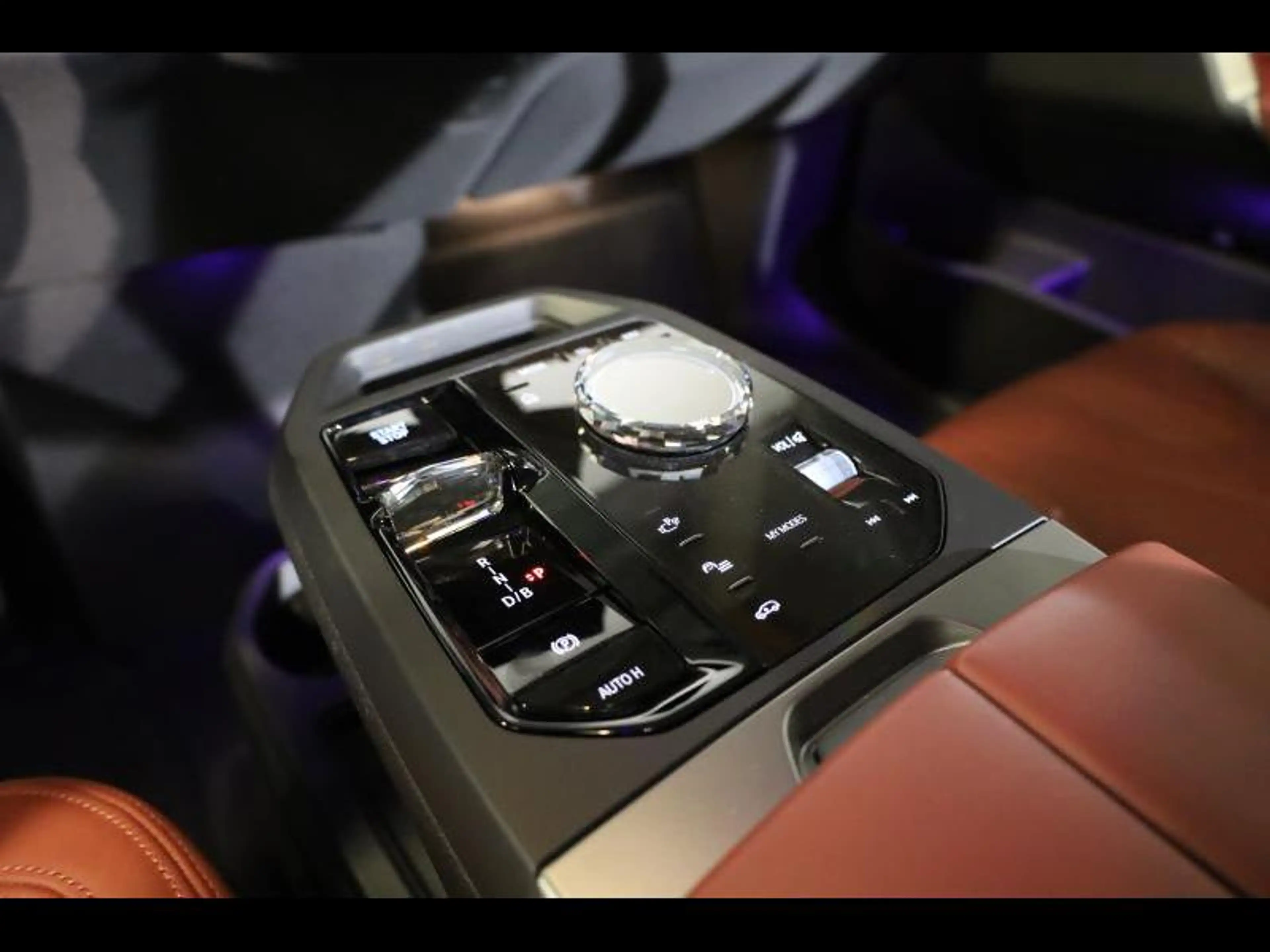 BMW iX xDrive60 Kit M Sport — photo 12