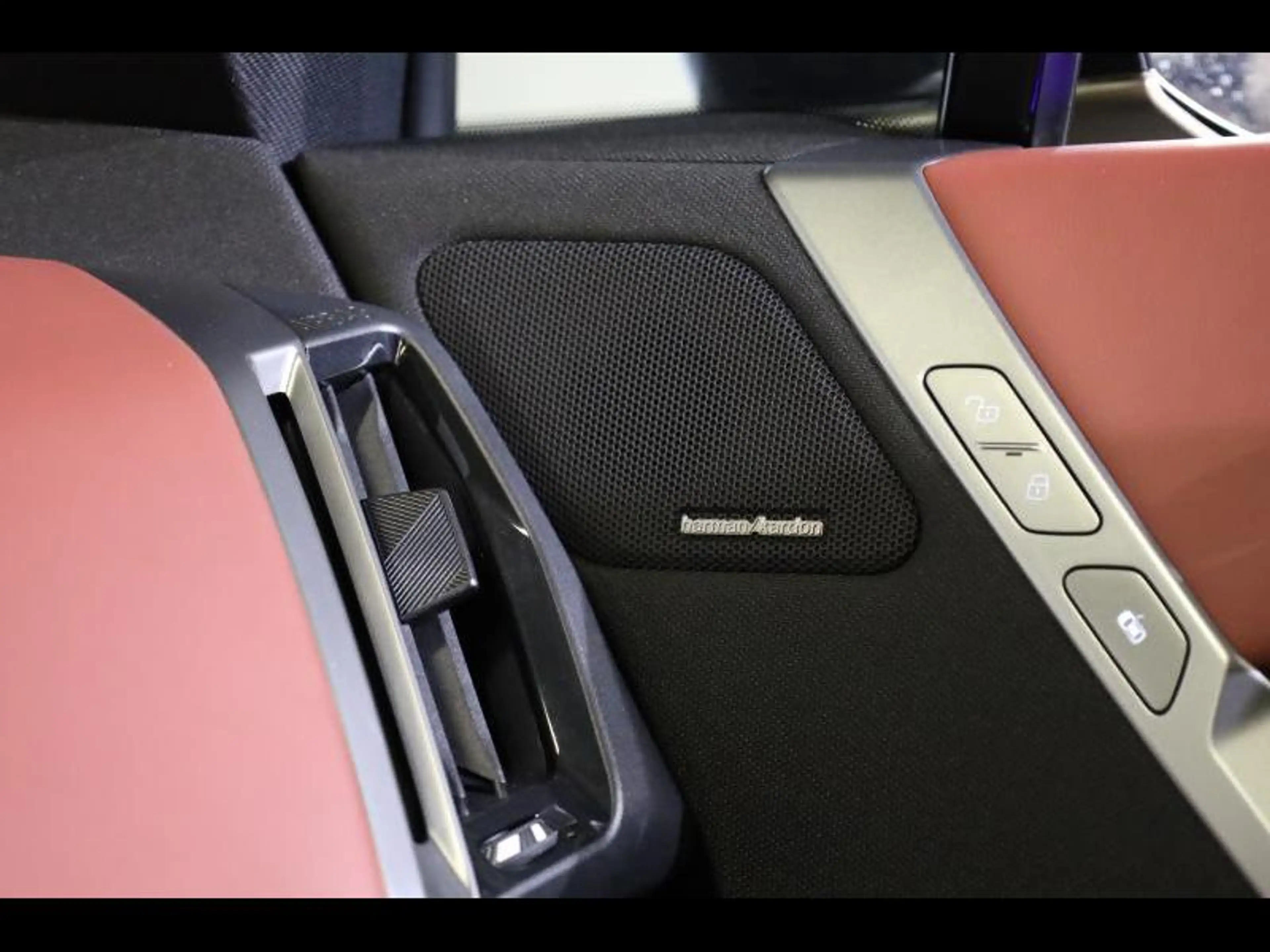 BMW iX xDrive60 Kit M Sport — photo 15