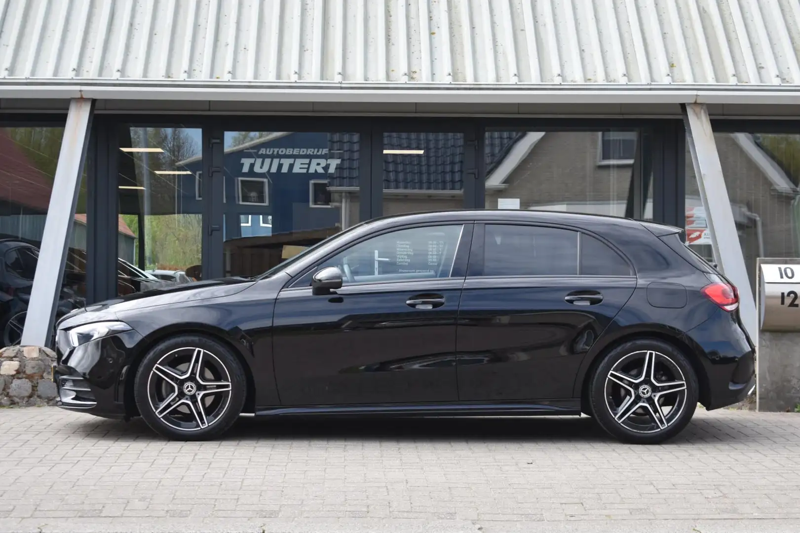 Mercedes-Benz A 180 AMG NIGHT | SFEERVERLICHTING | CAMERA | NAP | STOE Zwart - 2