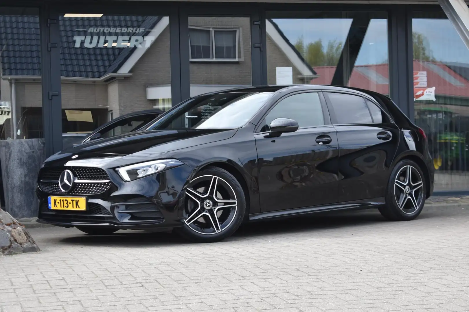 Mercedes-Benz A 180 AMG NIGHT | SFEERVERLICHTING | CAMERA | NAP | STOE Zwart - 1