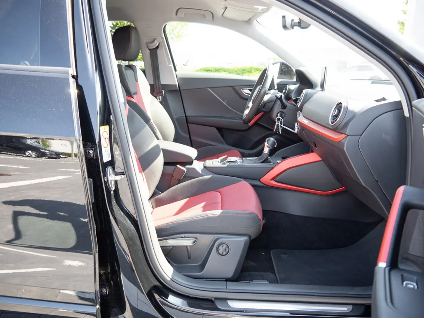 Audi Q2 1.0 FSI sport ultra KLIMA PDC SHZ NAVI LED Schwarz - 2