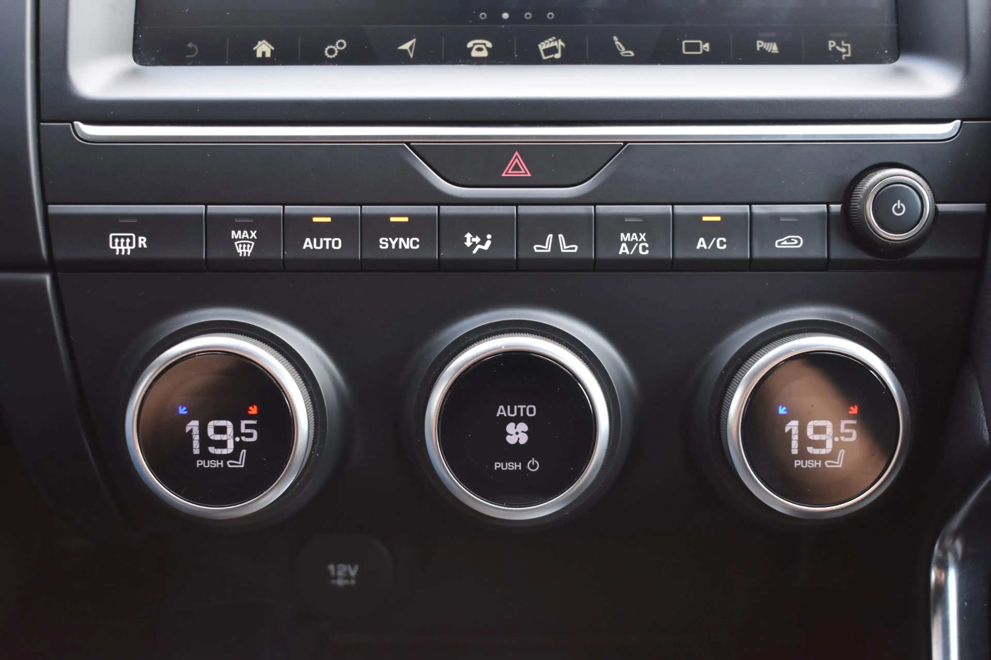 Jaguar E-Pace 2.0 D180 AWD First Edition '18 LED Pano Leder Navi — photo 25