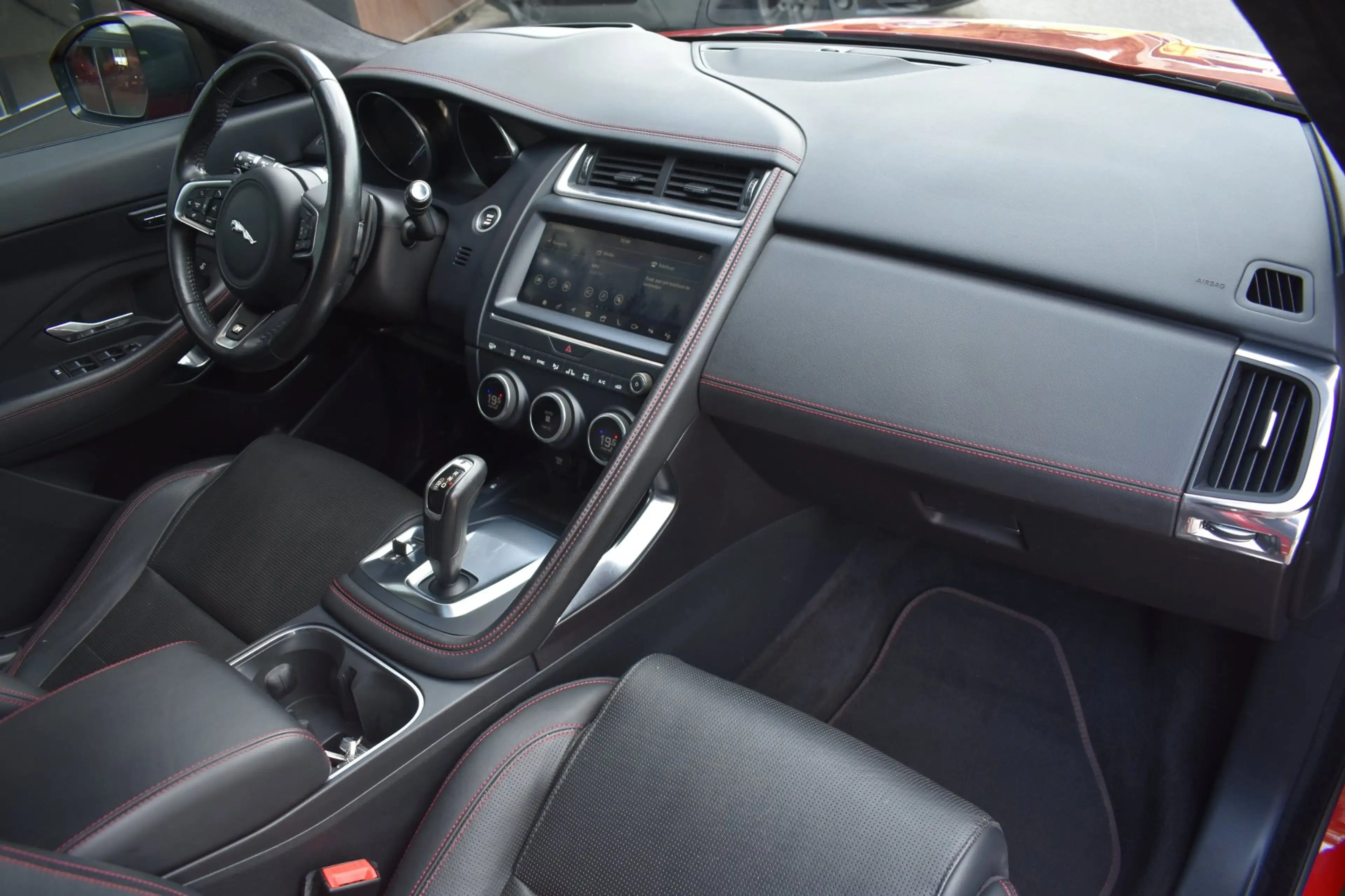 Jaguar E-Pace 2.0 D180 AWD First Edition '18 LED Pano Leder Navi — photo 11