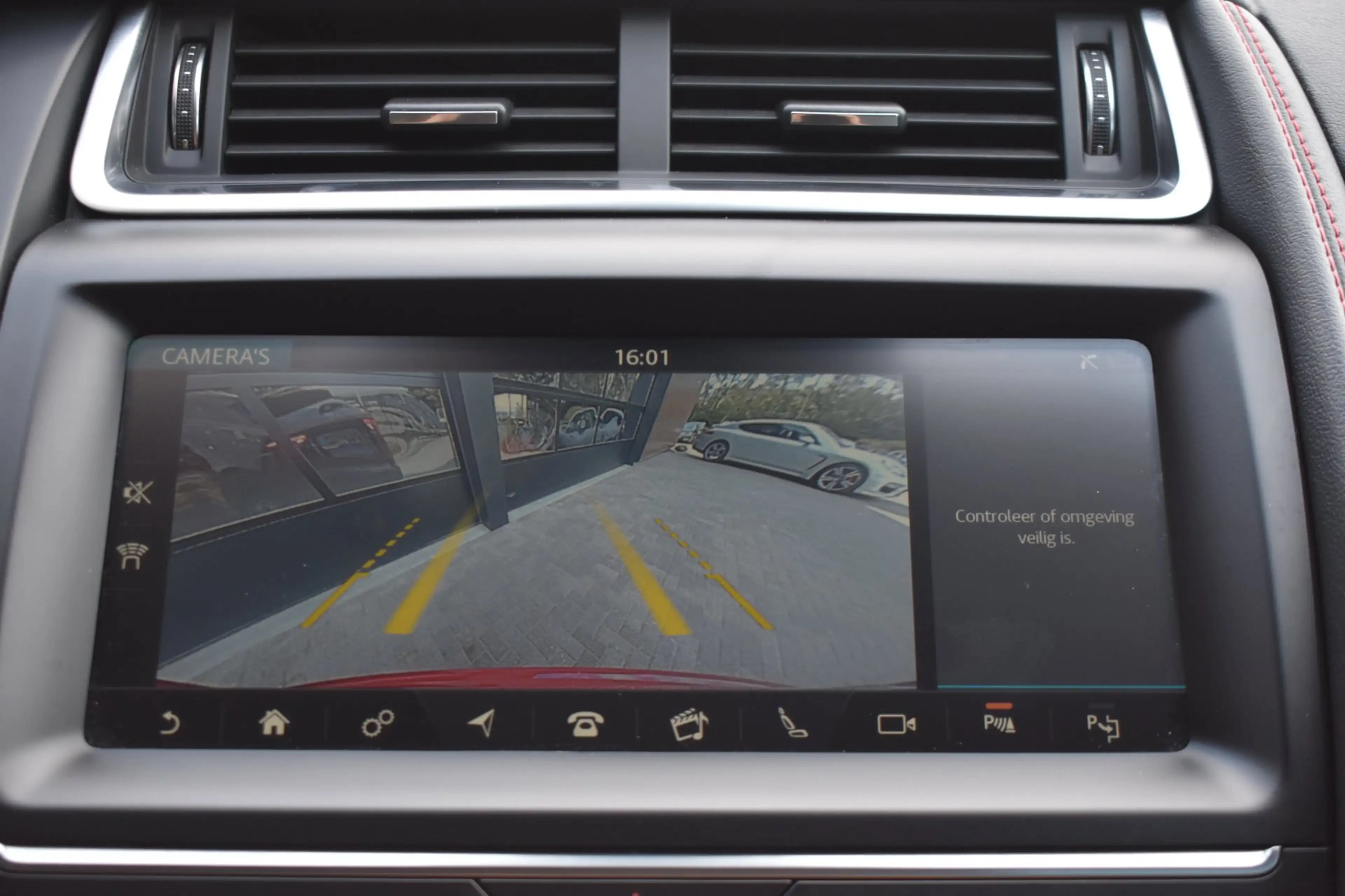 Jaguar E-Pace 2.0 D180 AWD First Edition '18 LED Pano Leder Navi — photo 26