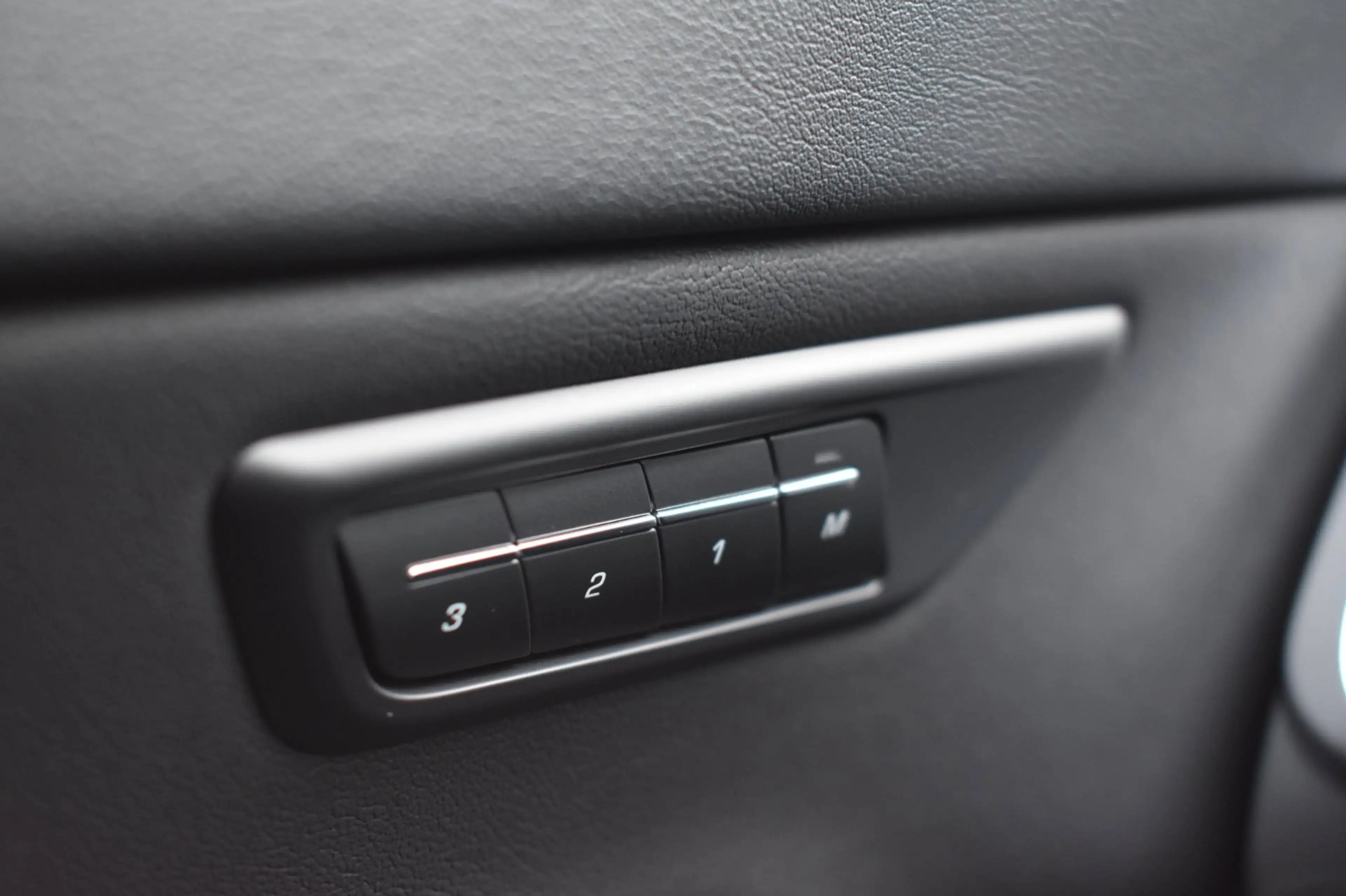 Jaguar E-Pace 2.0 D180 AWD First Edition '18 LED Pano Leder Navi — photo 28