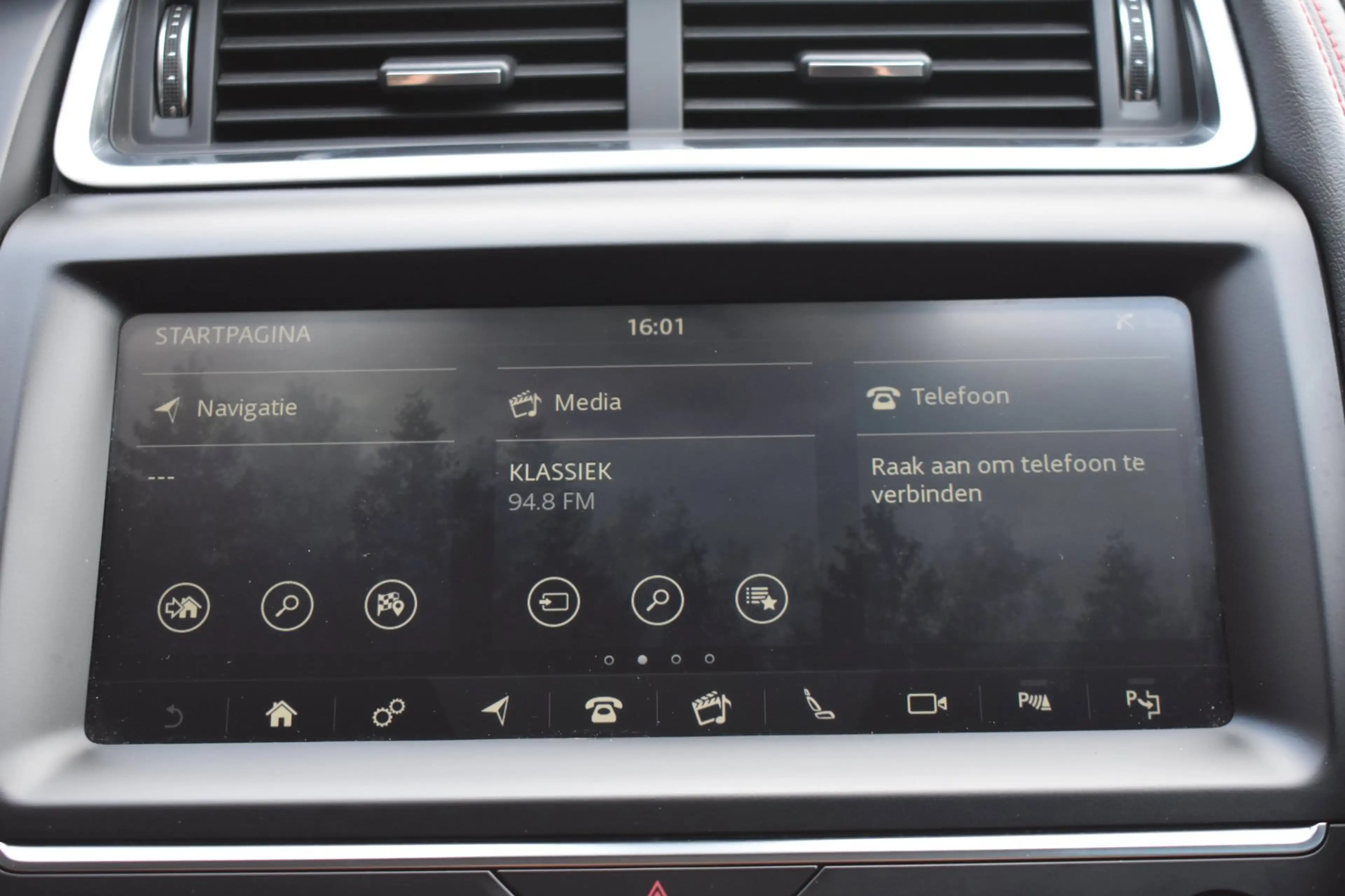 Jaguar E-Pace 2.0 D180 AWD First Edition '18 LED Pano Leder Navi — photo 24