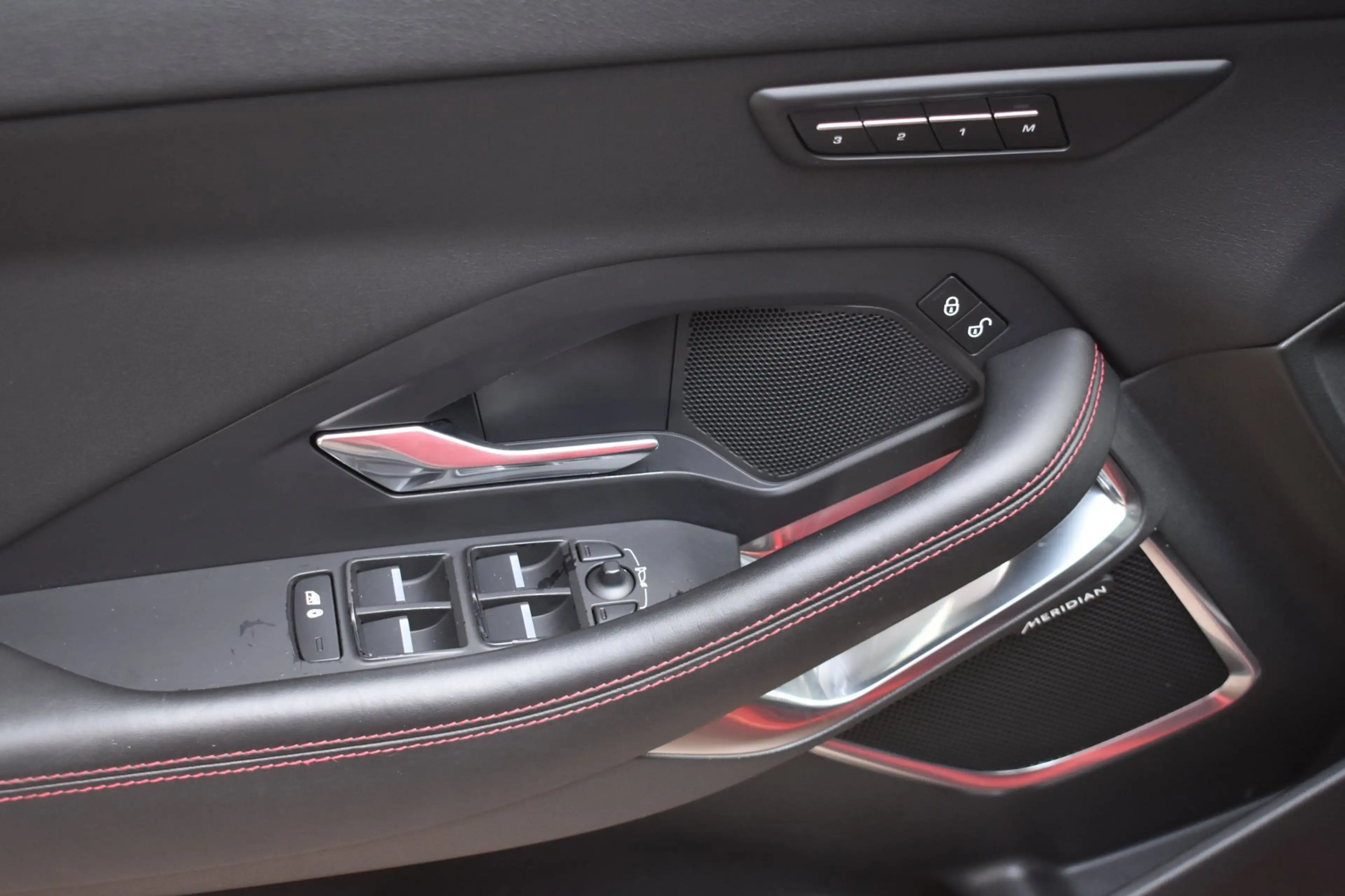 Jaguar E-Pace 2.0 D180 AWD First Edition '18 LED Pano Leder Navi — photo 12