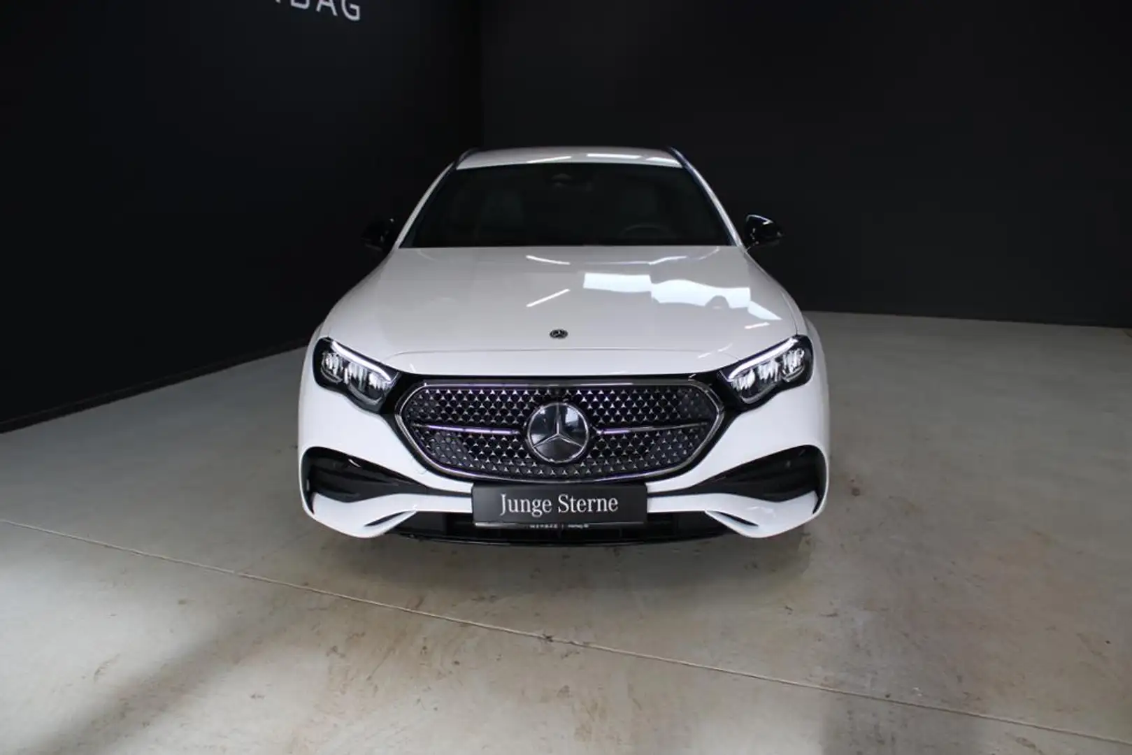 Mercedes-Benz E 300 T e *AMG Night AHK Distronic Burmester 4D Blanc - 2