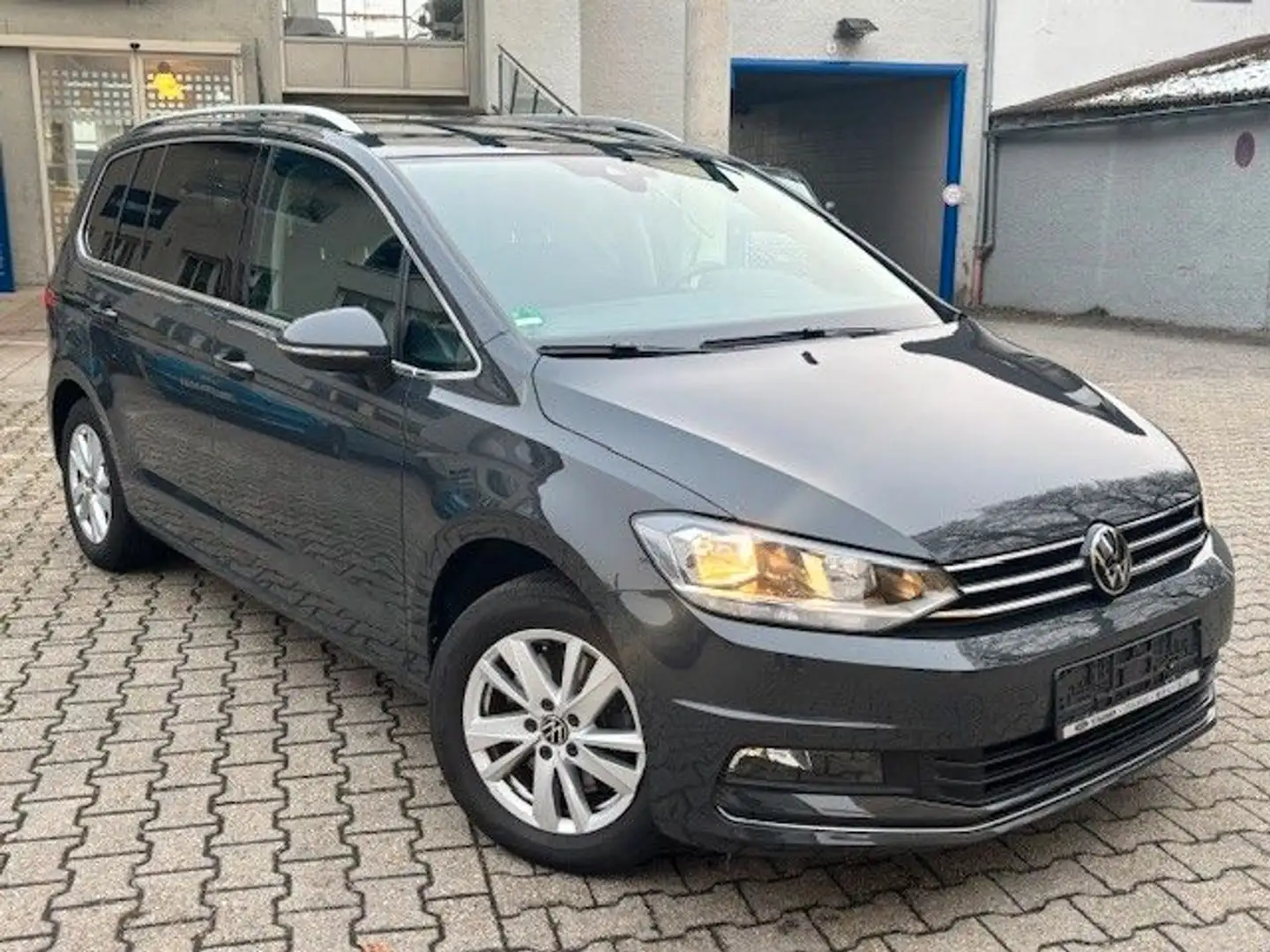 Volkswagen Touran Highline 1.5 TSI iACC/KAMERA/MASSAGE/ Grau - 2