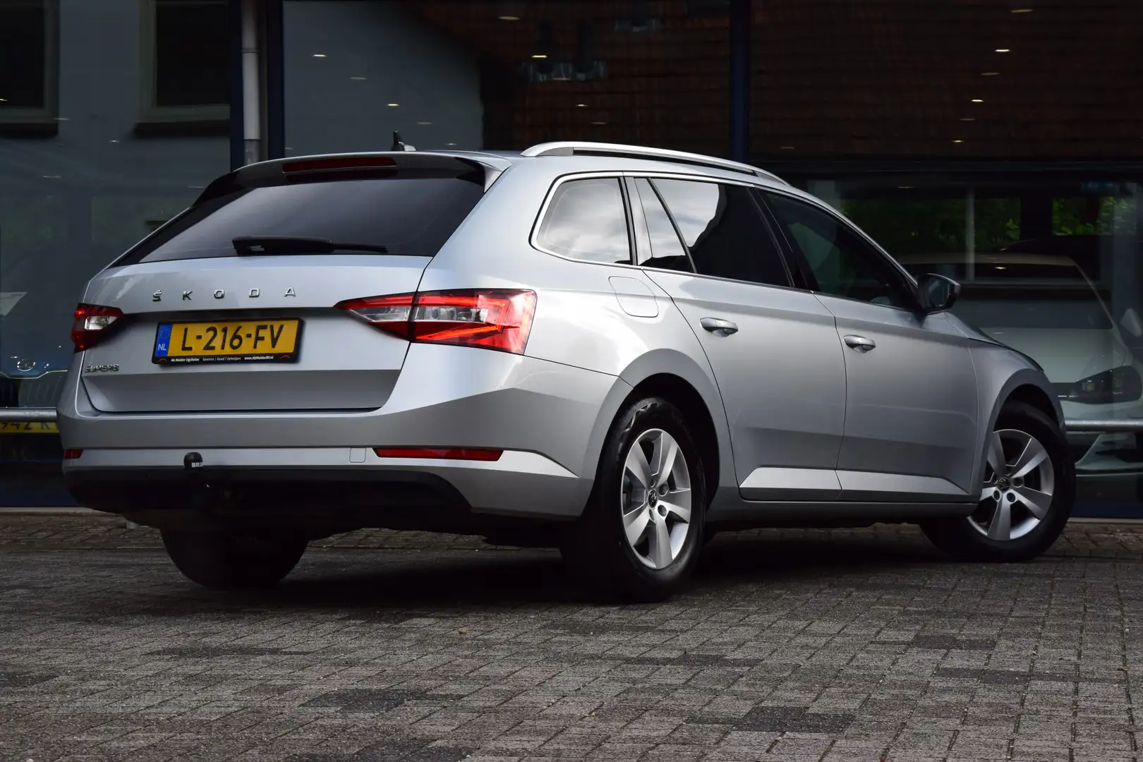 Skoda Superb Combi 1.5 TSI 150PK ACT Business Edition DSG Autom Gris - 2