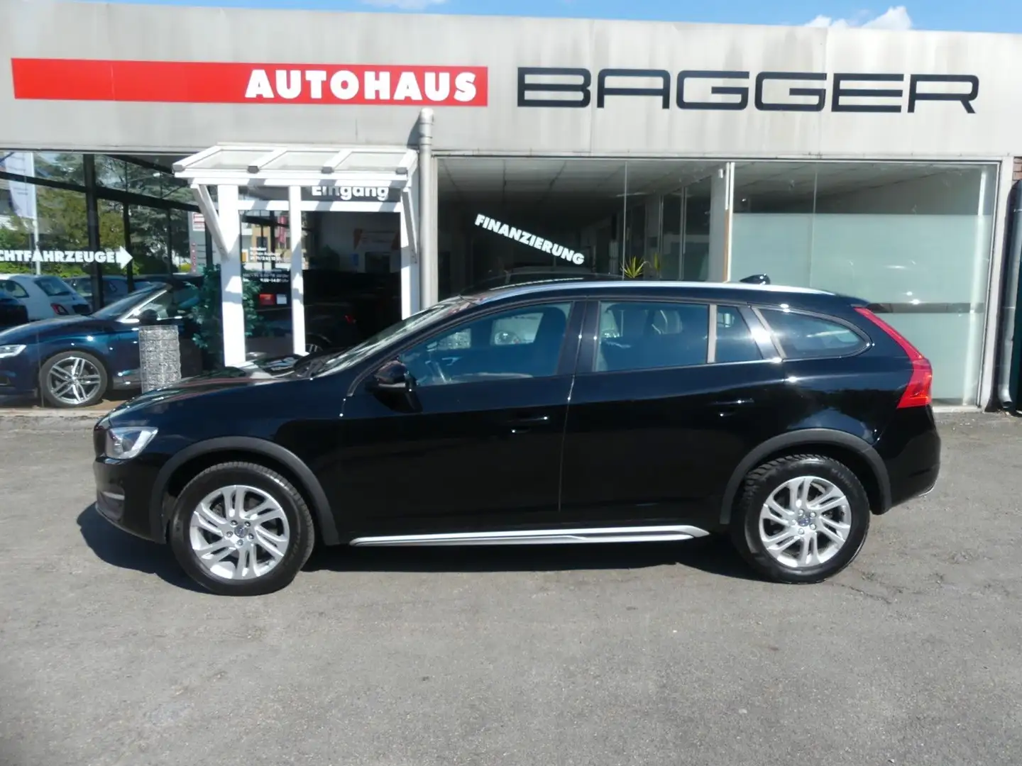 Volvo V60 Cross Country Momentum Schwarz - 1