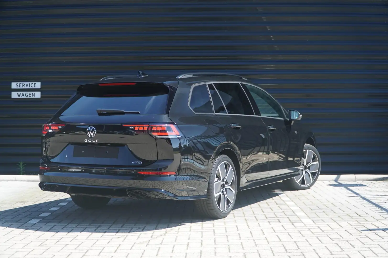 Volkswagen Golf Variant 1.5 eTSI 115pk DSG R-Line Edition Volkswagen Golf Zwart - 2