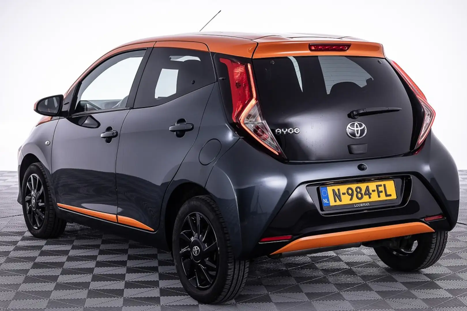 Toyota Aygo 1.0 VVT-i x-JBL ✅ 1e Eigenaar Grijs - 2